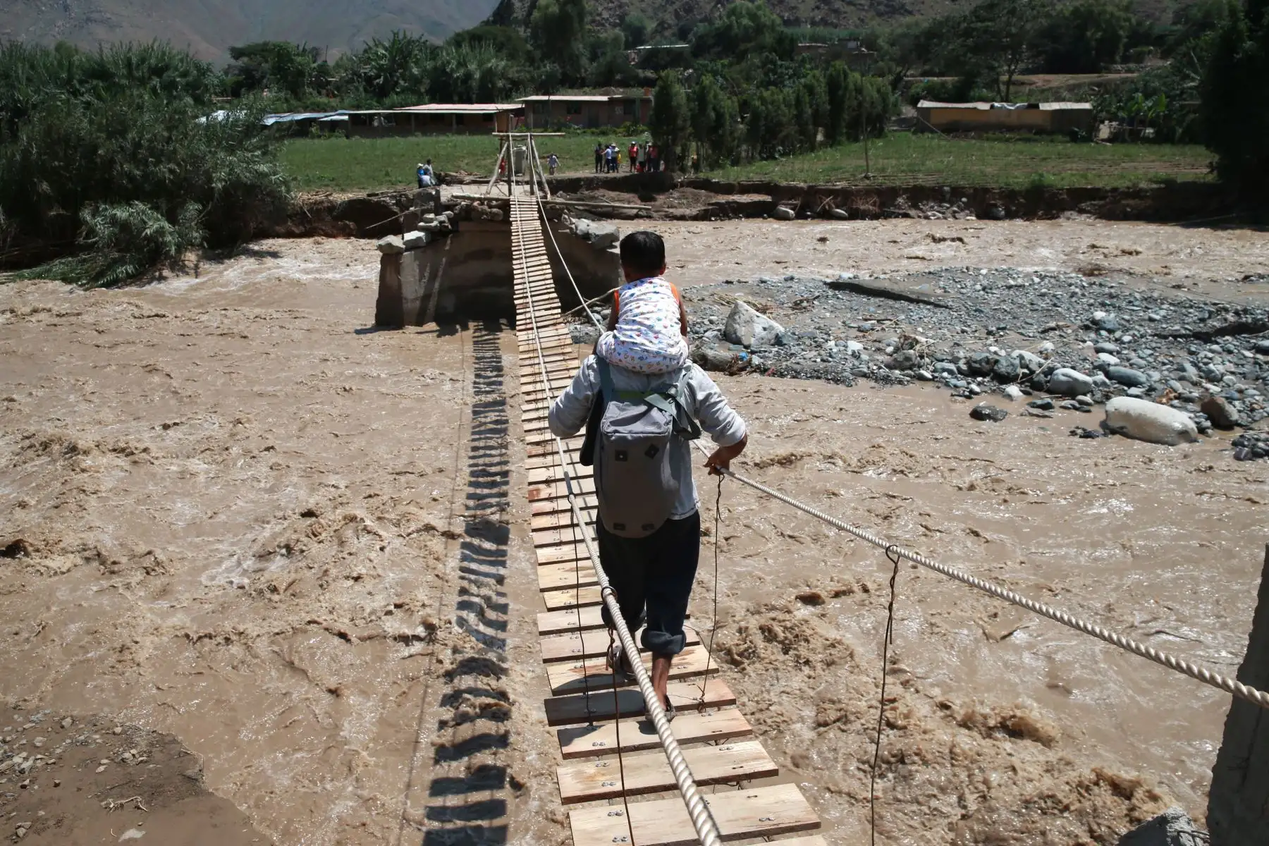 LIMA,PERÚ-MARZO 21.Agricultores y pobladores construyen puente colgante en Huarí, Canta. Foto: ANDINA/Norman Córdova