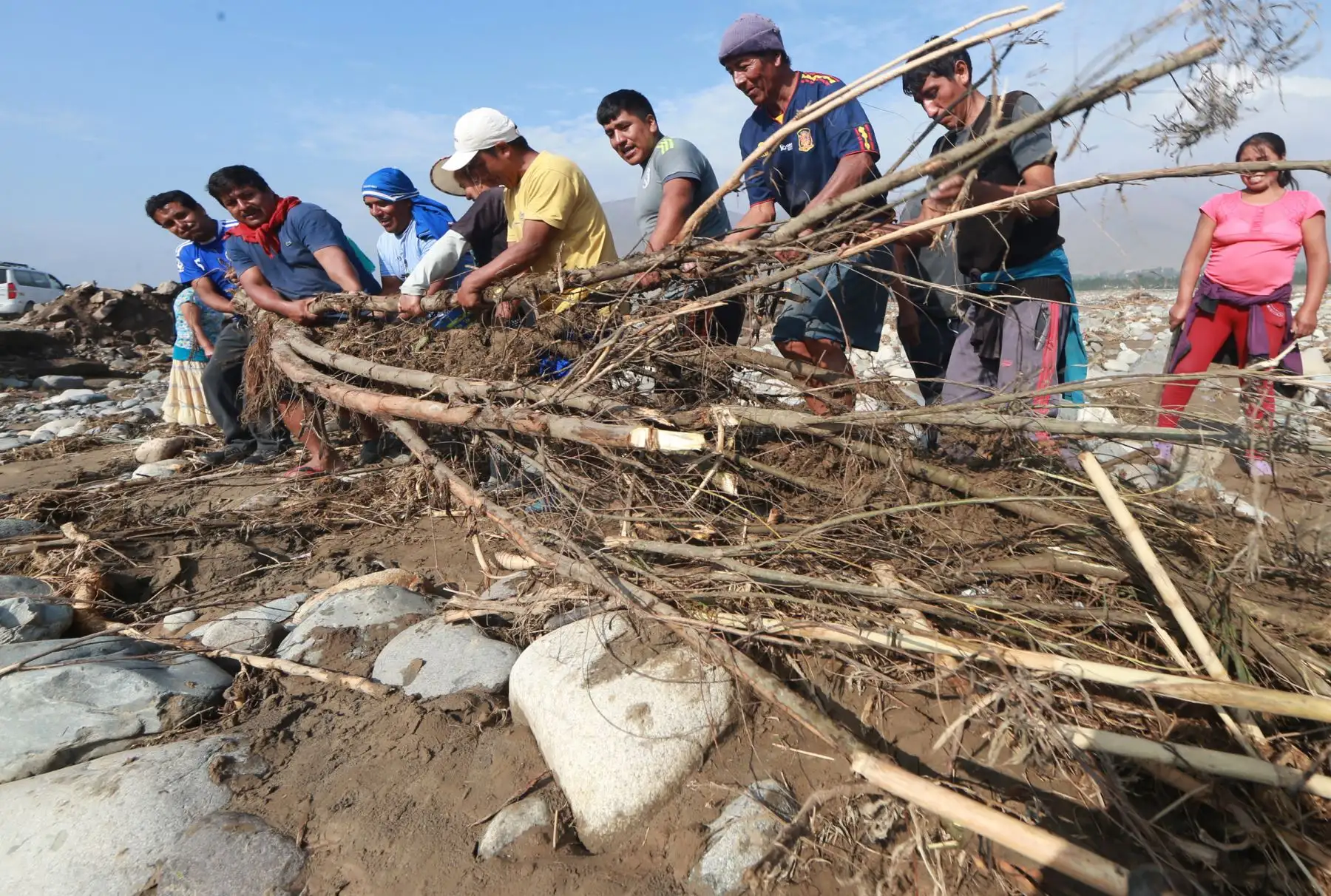 LIMA,PERÚ-MARZO 21.Pobladores realizan trabajos de limpieza de la carretera a Canta. Foto: ANDINA/Norman Córdova