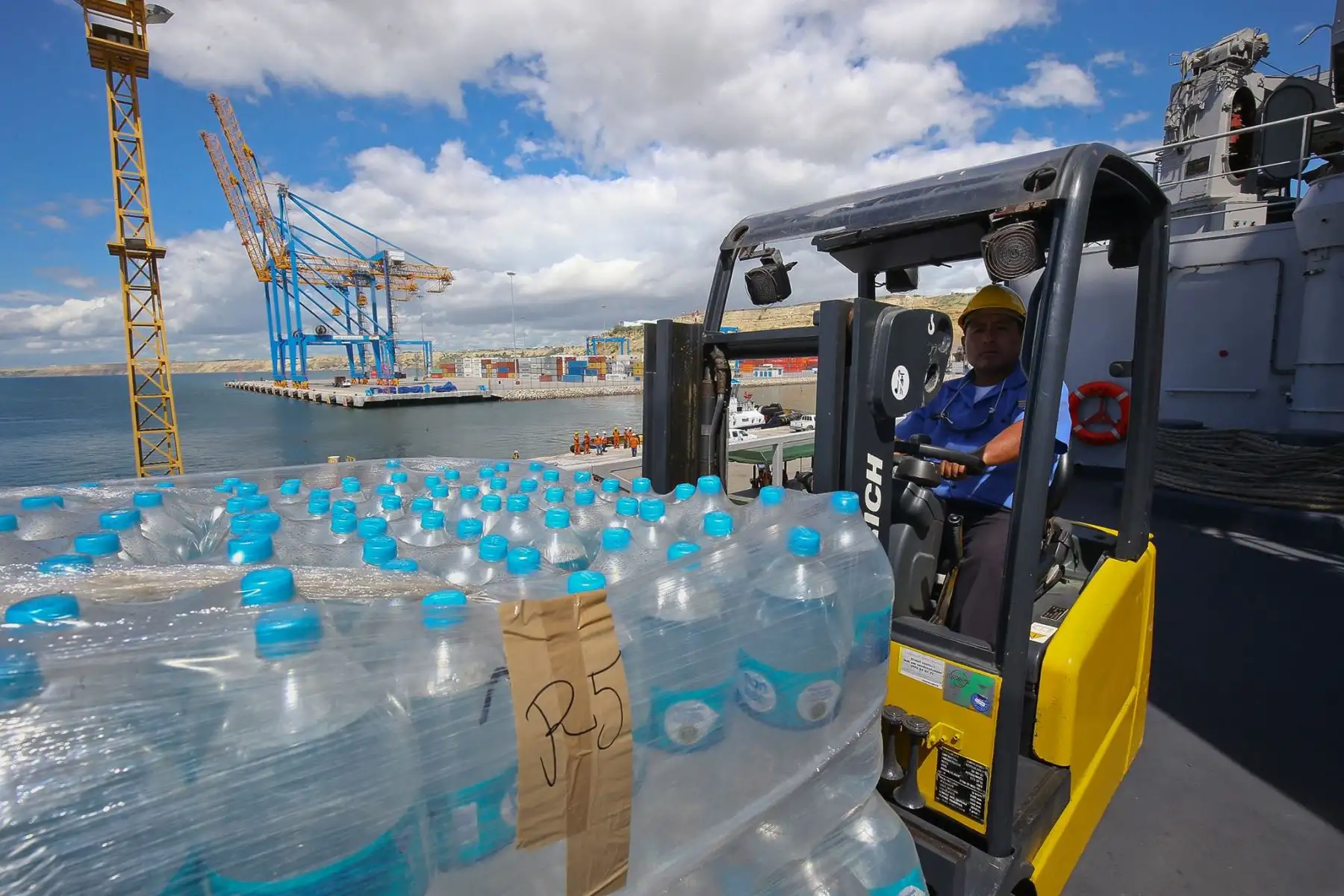Mandatario supervisa entrega de 500 toneladas de ayuda humanitaria, trasladada al puerto de Paita por el B.A.P Tacna. Foto: ANDINA/ Prensa Presidencia