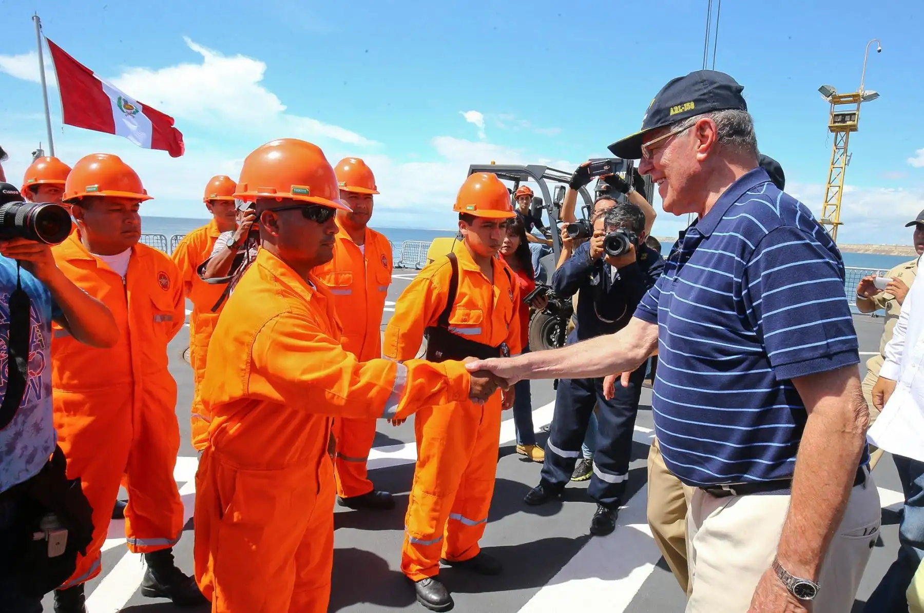 Mandatario supervisa entrega de 500 toneladas de ayuda humanitaria, trasladada al puerto de Paita por el B.A.P Tacna. Foto: ANDINA/ Prensa Presidencia