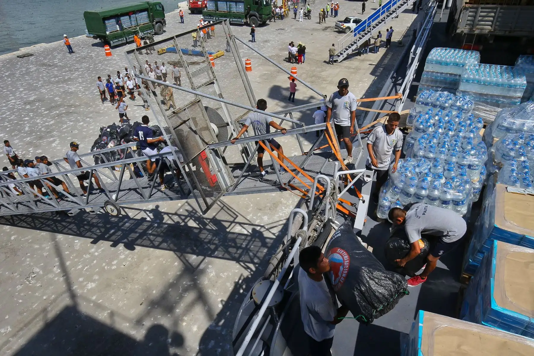 Mandatario supervisa entrega de 500 toneladas de ayuda humanitaria, trasladada al puerto de Paita por el B.A.P Tacna. Foto: ANDINA/ Prensa Presidencia