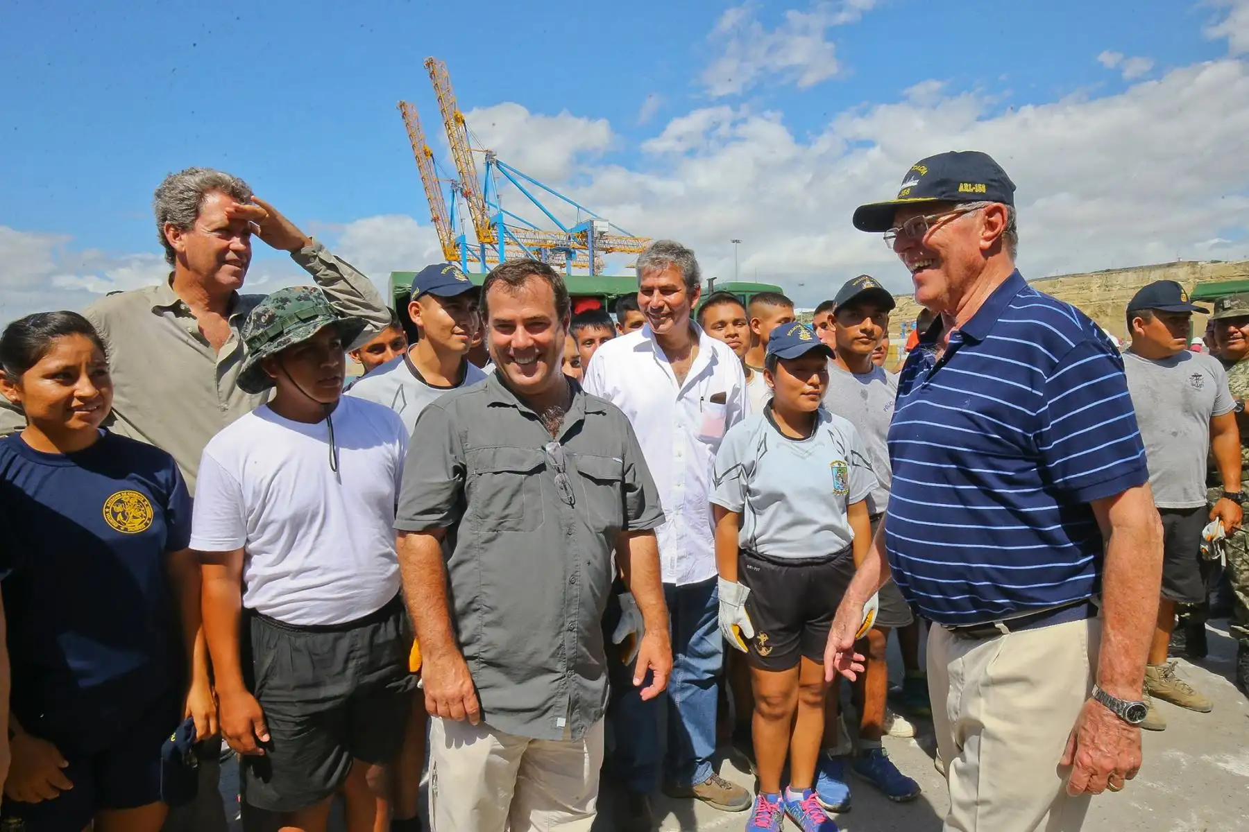 Mandatario supervisa entrega de 500 toneladas de ayuda humanitaria, trasladada al puerto de Paita por el B.A.P Tacna. Foto: ANDINA/ Prensa Presidencia