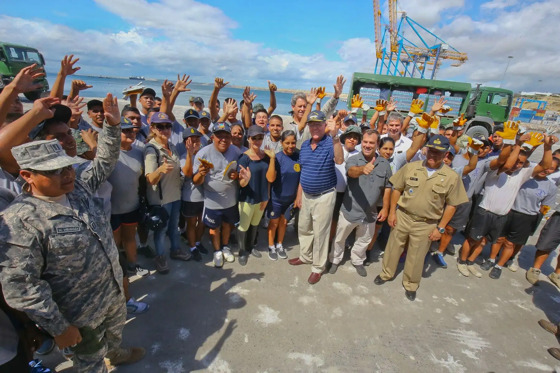 Mandatario supervisa entrega de 500 toneladas de ayuda humanitaria, trasladada al puerto de Paita por el B.A.P Tacna. Foto: ANDINA/ Prensa Presidencia