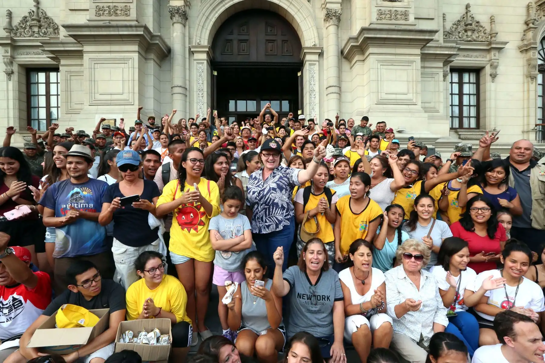 LIMA,PERÚ-MARZO 21La señota Nancy Lang esposa del Presidente Pedro Pablo  kuczynski, posa en Palacio de Gobierno con el voluntariado que ayuda a los damnificados por las fuertes lluvias.  Foto: ANDINA/Dante Zegarra