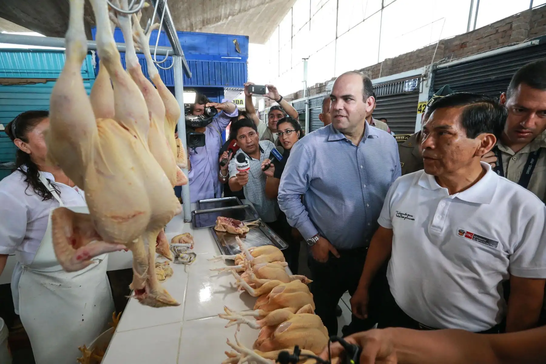 El titular de la Presidencia del Consejo de Ministros (PCM), Fernando Zavala, junto al ministro de Agricultura y Riego, visitan el mercado Santa Rosa en la Urbanización Palomino. Foto: ANDINA/ Norman Cordova