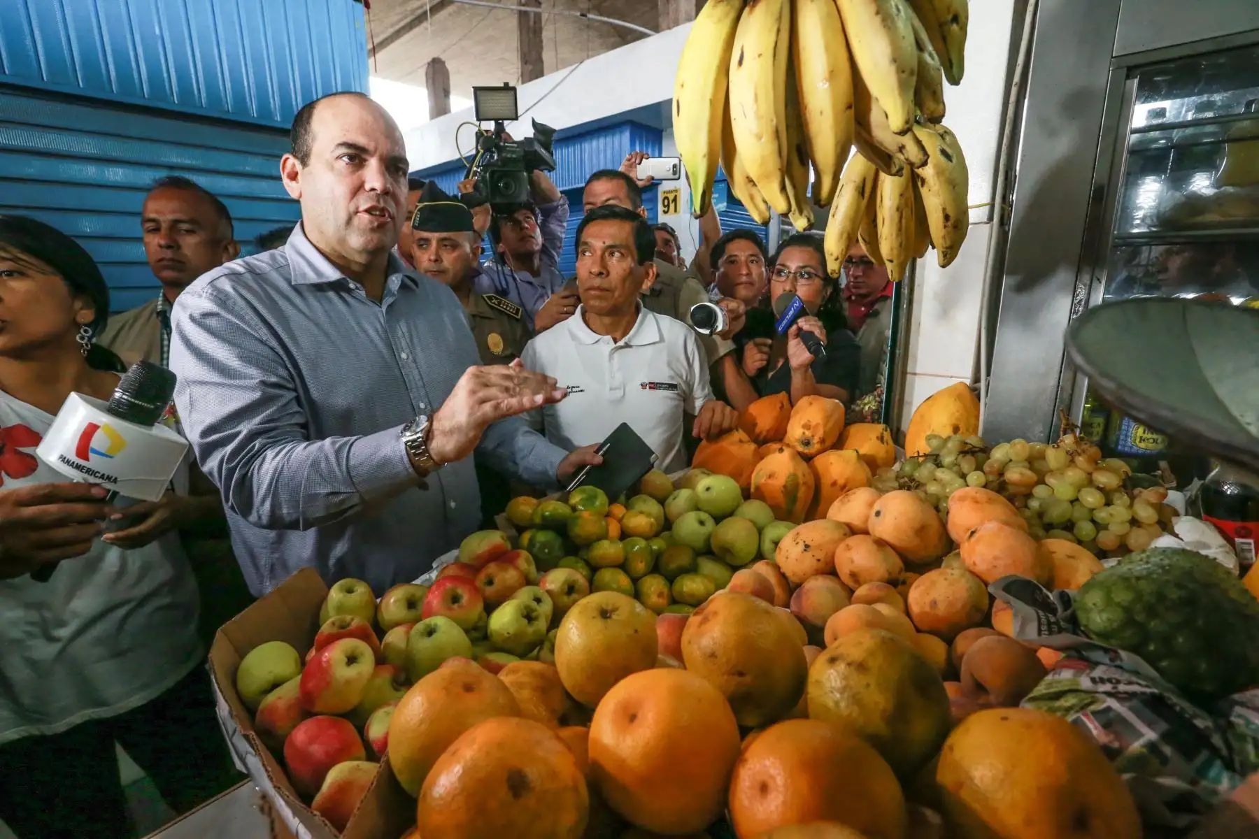 El titular de la Presidencia del Consejo de Ministros (PCM), Fernando Zavala, junto al ministro de Agricultura y Riego, visitan el mercado Santa Rosa en la Urbanización Palomino. Foto: ANDINA/ Norman Cordova