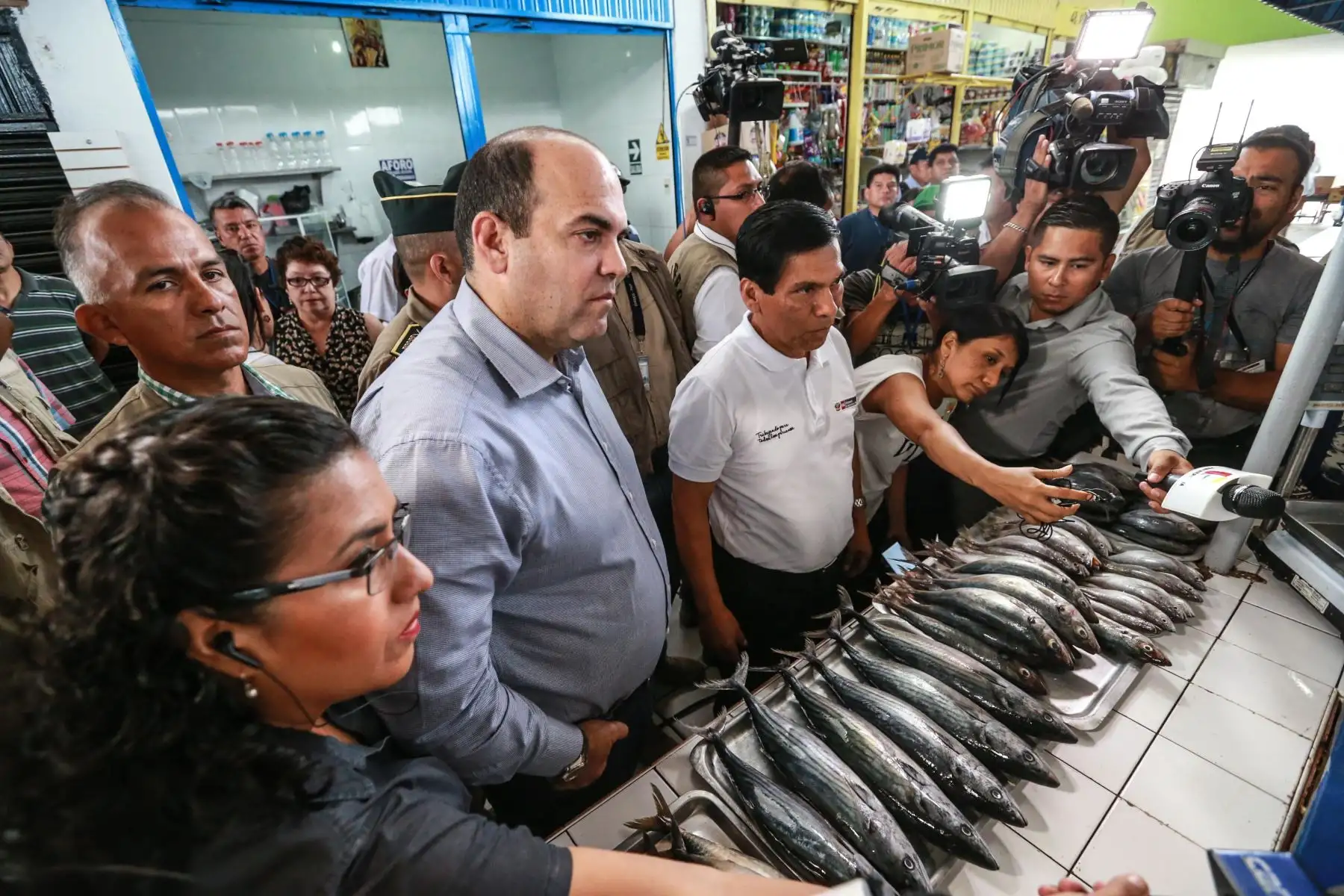 El titular de la Presidencia del Consejo de Ministros (PCM), Fernando Zavala, junto al ministro de Agricultura y Riego, visitan el mercado Santa Rosa en la Urbanización Palomino. Foto: ANDINA/ Norman Cordova