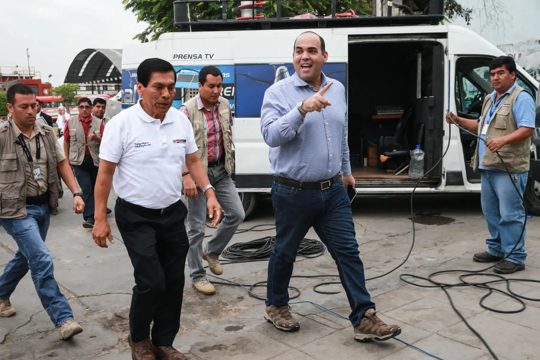 El titular de la Presidencia del Consejo de Ministros (PCM), Fernando Zavala, junto al ministro de Agricultura y Riego, visitan el mercado Santa Rosa en la Urbanización Palomino. Foto: ANDINA/ Norman Cordova