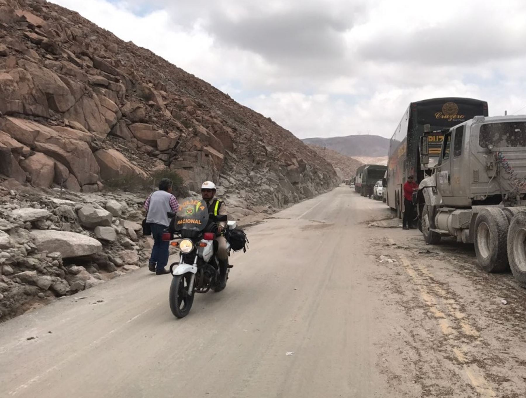 La Unidad de Protección de Carreteras de la Policía Nacional del Perú (PNP) informó que hay dos tramos de carretera en la región Áncash que permanecen bloqueadas debido a la caída de un huaico y al desprendimiento de la pista debido a la crecida de un río. ANDINA/Difusión