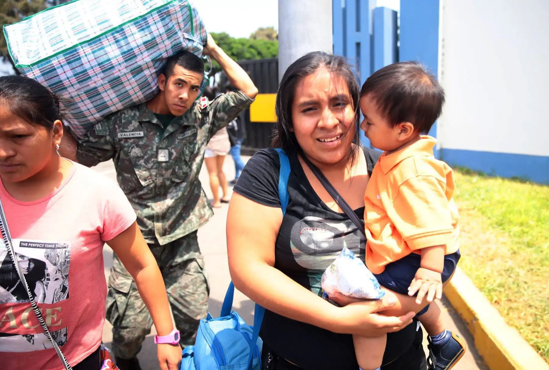 LIMA PERÚ, MARZO 22. Llegada de damnificados de Piura y Tumbes al Grupo Aereo numero 8. Foto: ANDINA/Carlos Lezama