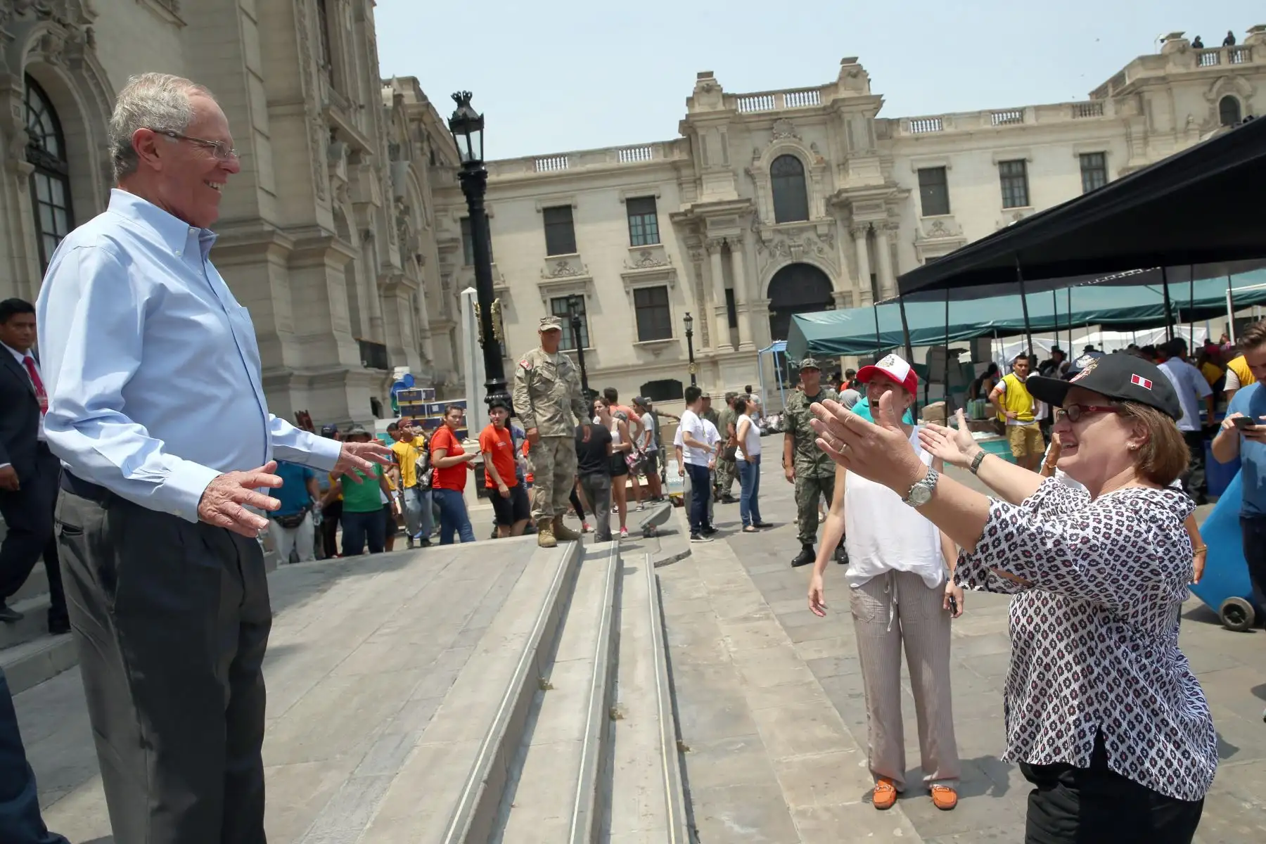 LIMA PERÚ, MARZO 22. Jefe de Estado Pedro Pablo Kuczynski, junto a su esposa Nancy Lange, continúan recibiendo donaciones en Palacio de Gobierno.  Foto: ANDINA/Dante Zegarra