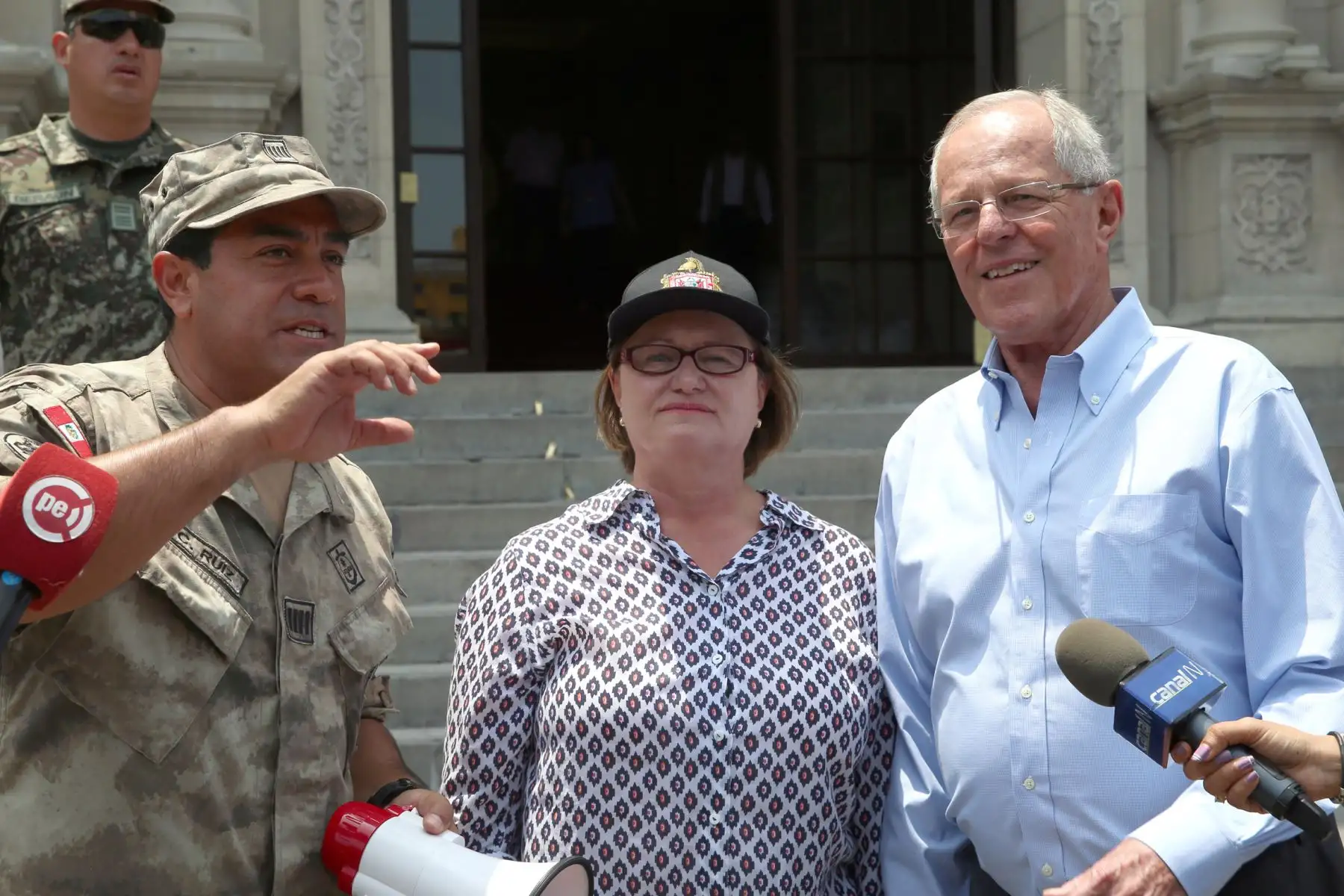 LIMA PERÚ, MARZO 22. Jefe de Estado Pedro Pablo Kuczynski, junto a su esposa Nancy Lange, continúan recibiendo donaciones en Palacio de Gobierno.  Foto: ANDINA/Dante Zegarra