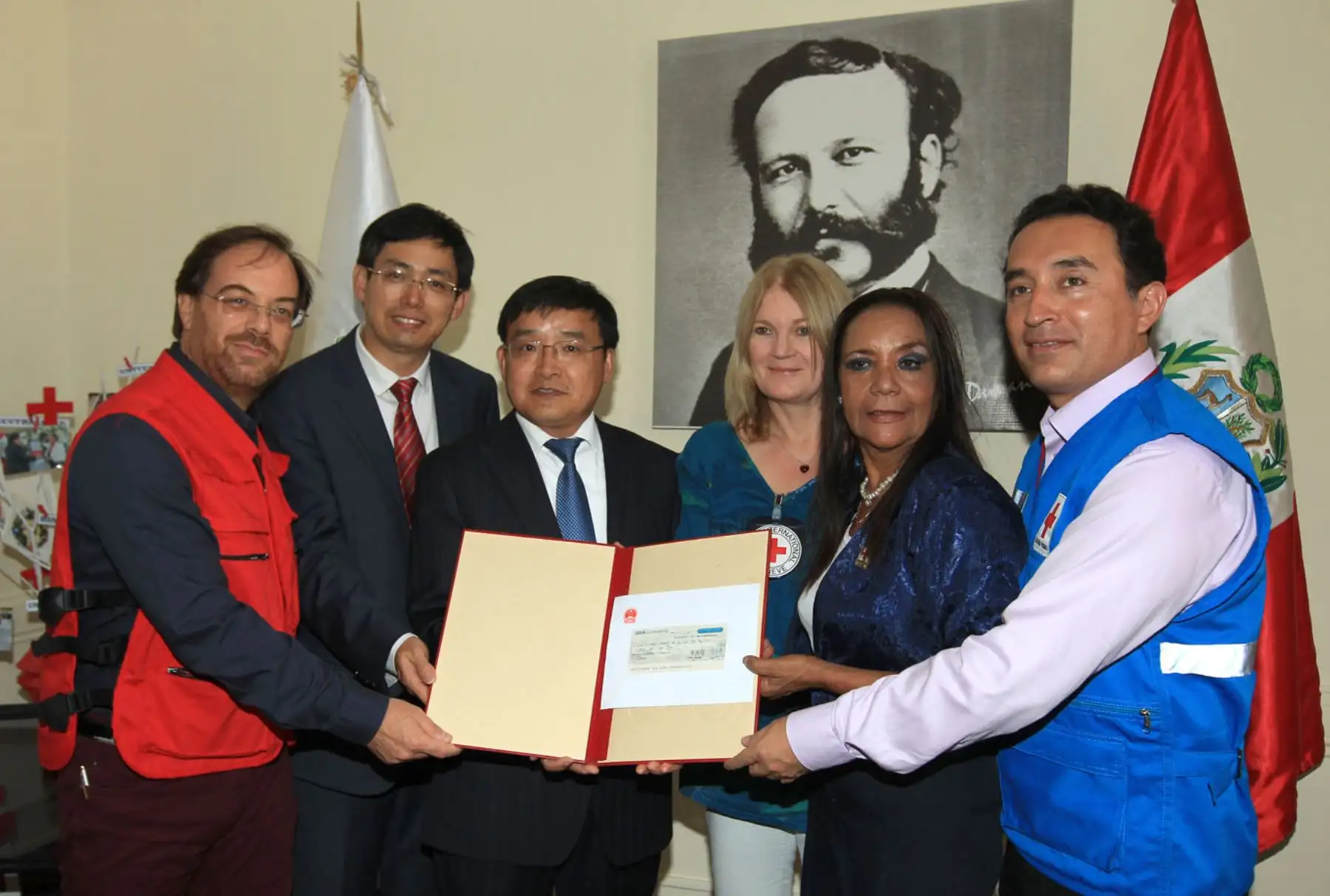 LIMA,PERÚ.MARZO 20 Embajador de China en el Perú,Jia Guide,hace entrega de cheque de 100 mil dolares a presidenta nacional de la "Cruz Roja",en el Pais Maria Josefina Garcia,para ayudar a damnificados de desastres naturales.Foto:ANDINA/Héctor Vinces.