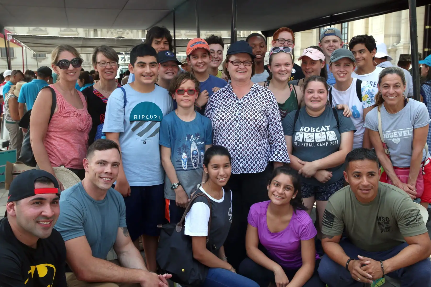 LIMA PERÚ, MARZO 22. La esposa del Presidente Pedro Pablo Kuczynski, señora Nancy Lange agradece a los voluntarios de la Embajada Americana por su apoyo a los damnificados. Foto: ANDINA/Dante Zegarra.