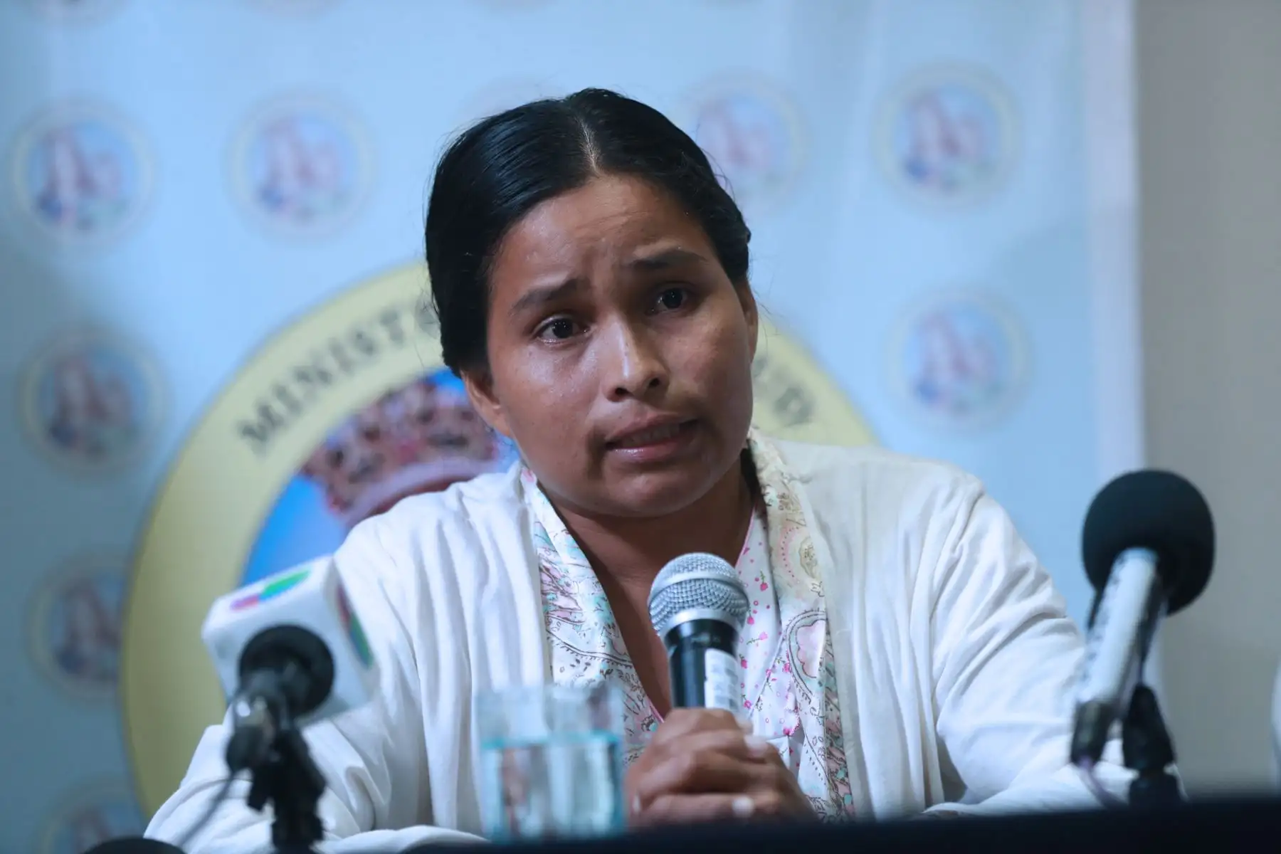 LIMA PERÚ, MARZO 22. El director del hospital María Auxiliadora, Julio Medina, presentó en conferencia de prensa Evangelina Chamorro, la mujer que sobrevivió al huaico en Punta Hermosa  Foto: ANDINA/Norman Córdova