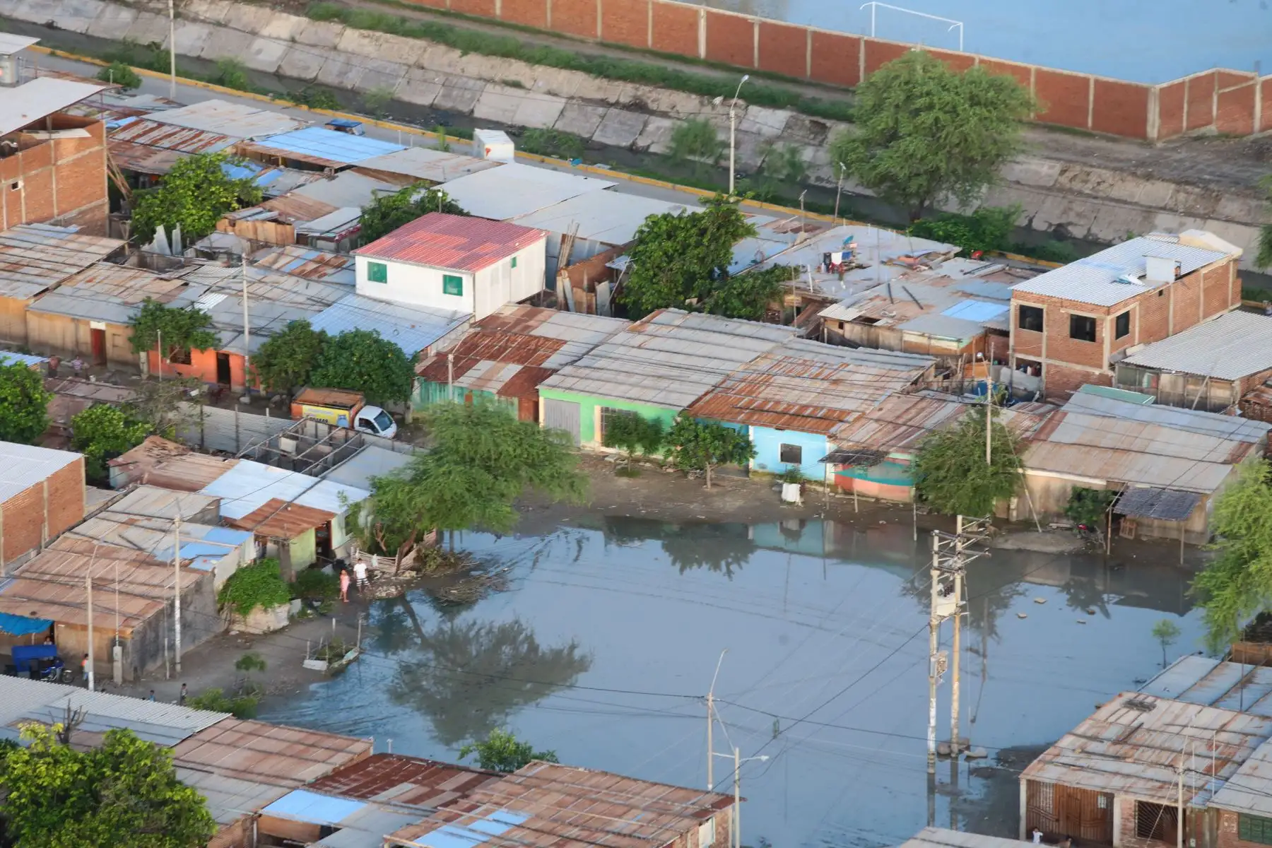 El Ministro de Defensa, Jorge Nieto, sobrevuela las zonas afectadas por las lluvias en Piura. Foto: ANDINA/Carlos Lezama