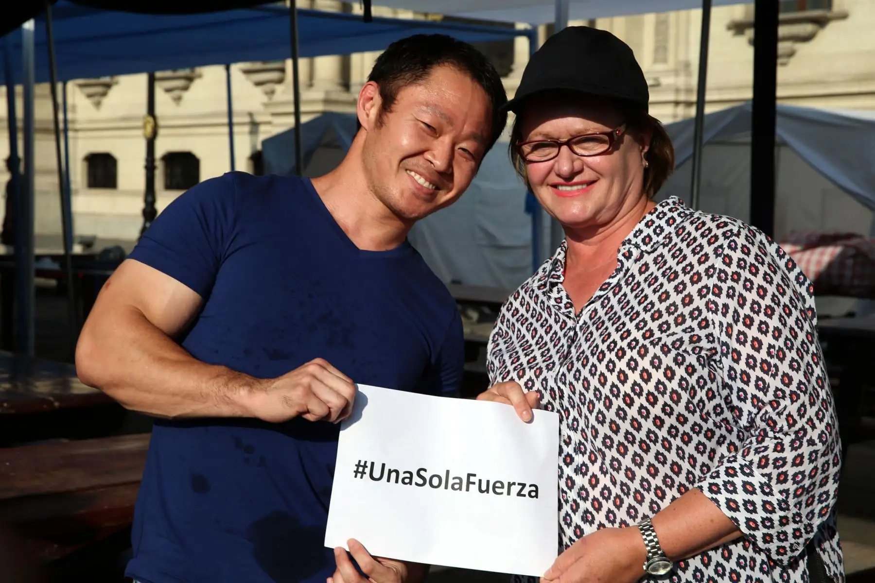 LIMA PERÚ, MARZO 22. La esposa de Presidente Pedro Pablo Kuczynski Nancy Lange, agradece a Kenji Fujimori por sus donativo para los damnificados Foto: ANDINA/Dante Zegarra