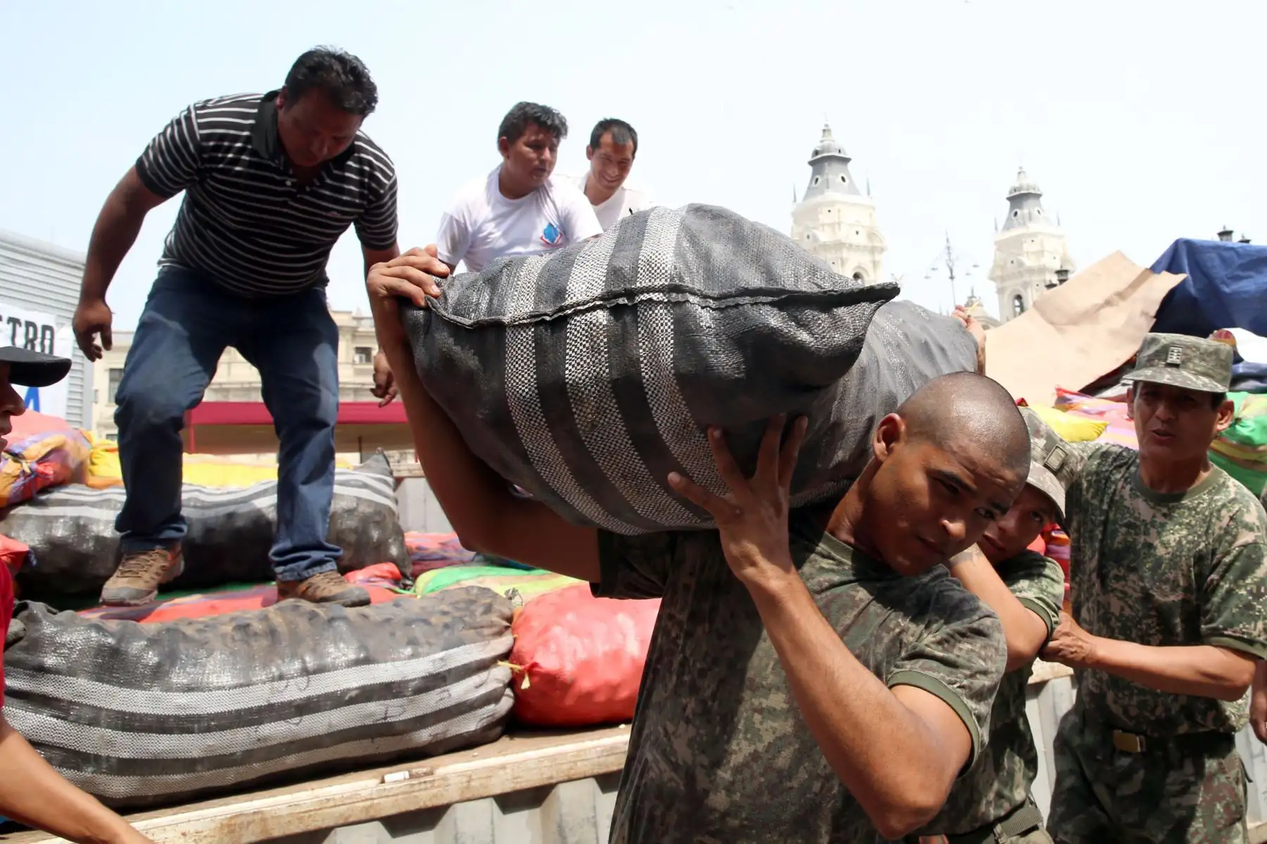 LIMA,PERÚ-MARZO 23. Continua llegando la ayuda para los damnificados por las fuertes lluvias a Palacio de Gobierno. Foto: ANDINA/Dante Zegarra