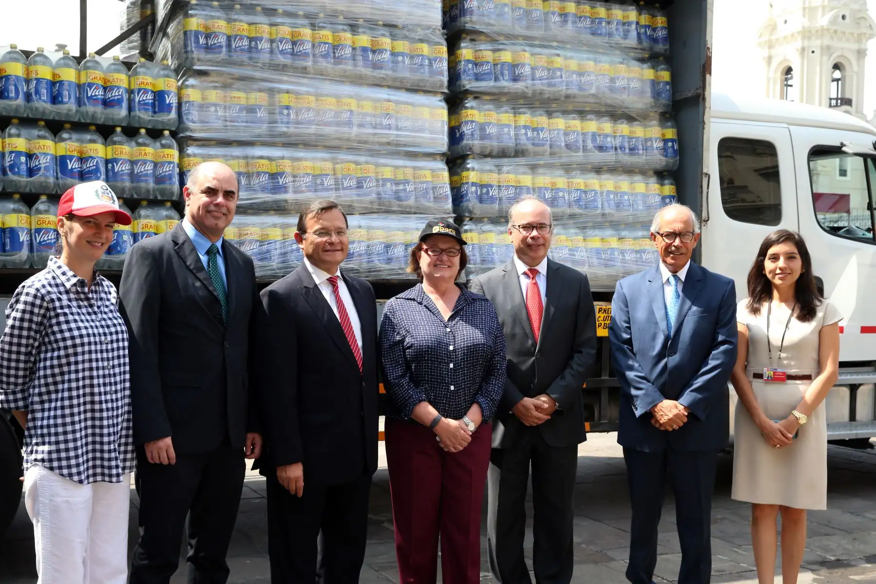 LIMA,PERÚ-MARZO 23. Continua llegando  ayuda para los damnificados. La Asociación de Funcionarios del Servicio Diplomático del Perú entregan 2,400 botellas de agua ademas de viveres a la Sra. Nancy Lange de Kuczynski en Palacio de Gobierno. Foto: ANDINA/Dante Zegarra