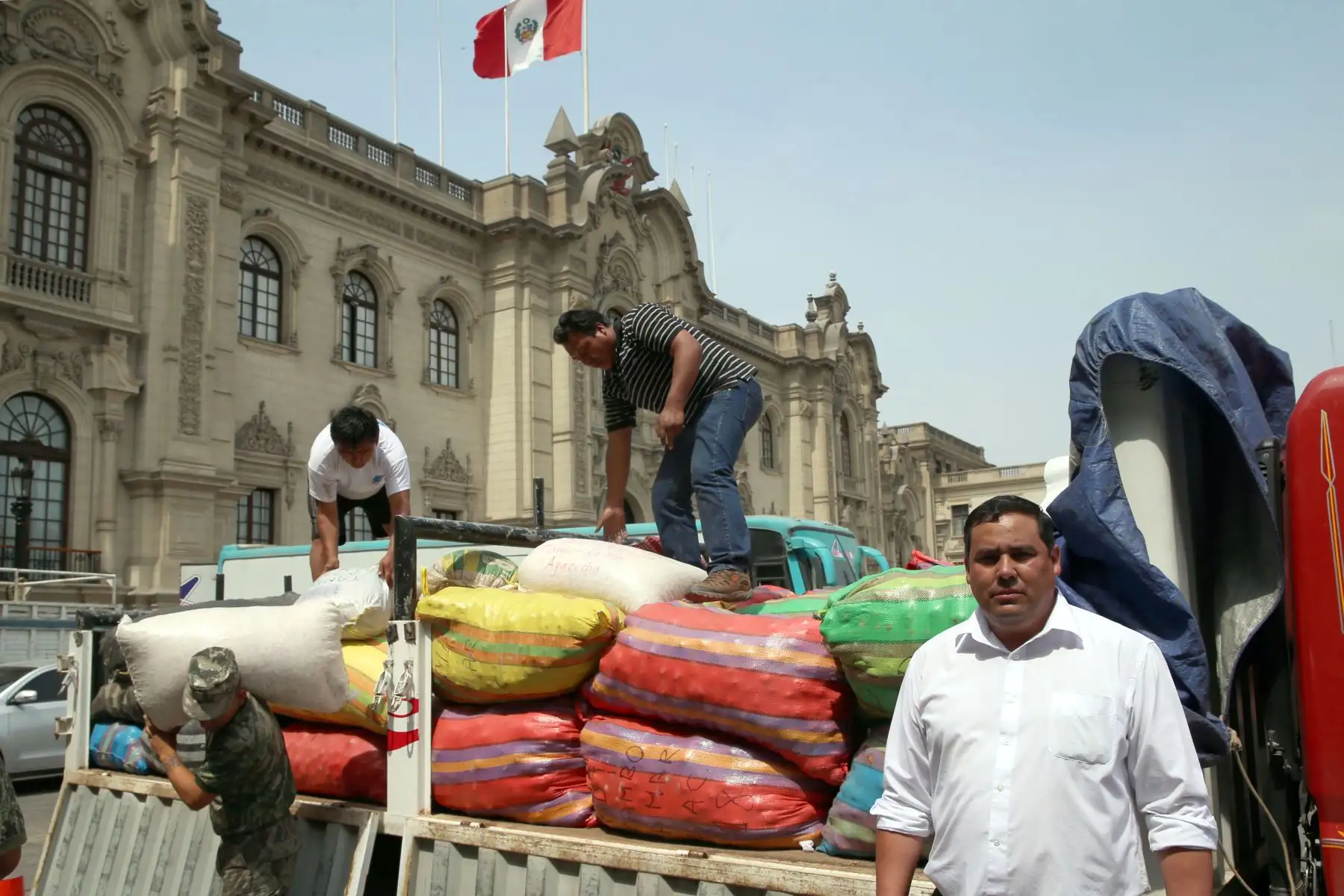 LIMA,PERÚ-MARZO 23. Continua llegando la ayuda para los damnificados. Julio Cesar Coz, alcalde del Tambo WRAEM La Mar Ayacucho condujo 22 horas para entregar el donativo de su pueblo. Foto: ANDINA/Dante Zegarra