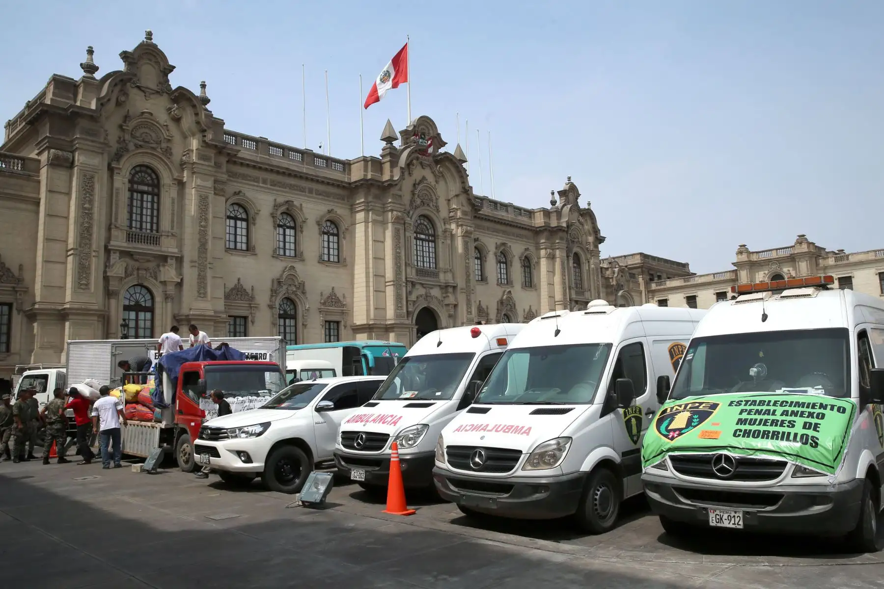 LIMA,PERÚ-MARZO 23. Continua llegando la ayuda para los damnificados por las fuertes lluvias a Palacio de Gobierno. Foto: ANDINA/Dante Zegarra