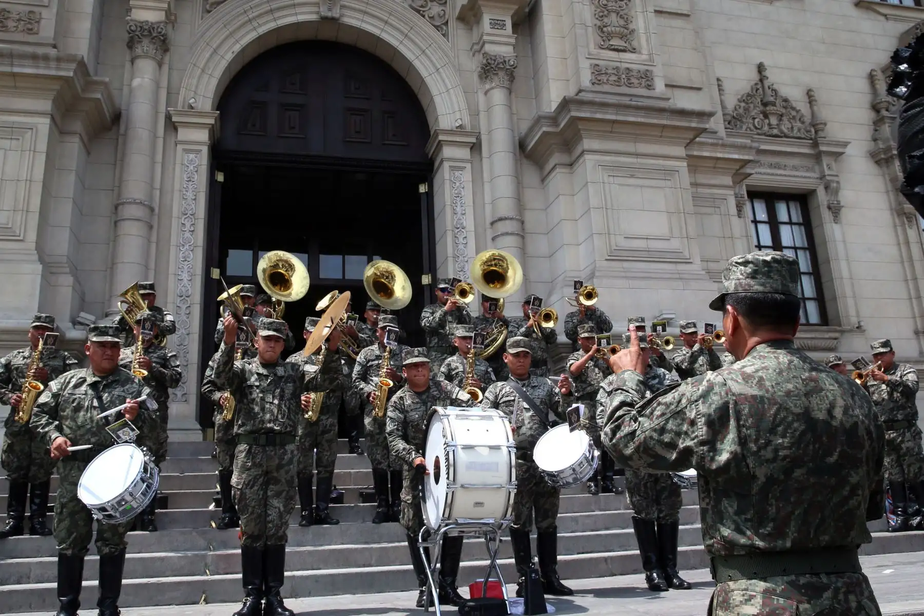 LIMA,PERÚ-MARZO 23. Continua llegando la ayuda para los damnificados por las fuertes lluvias. La Farandola de Palacio de Gobierno toca para los jóvenes voluntarios. Foto: ANDINA/Dante Zegarra