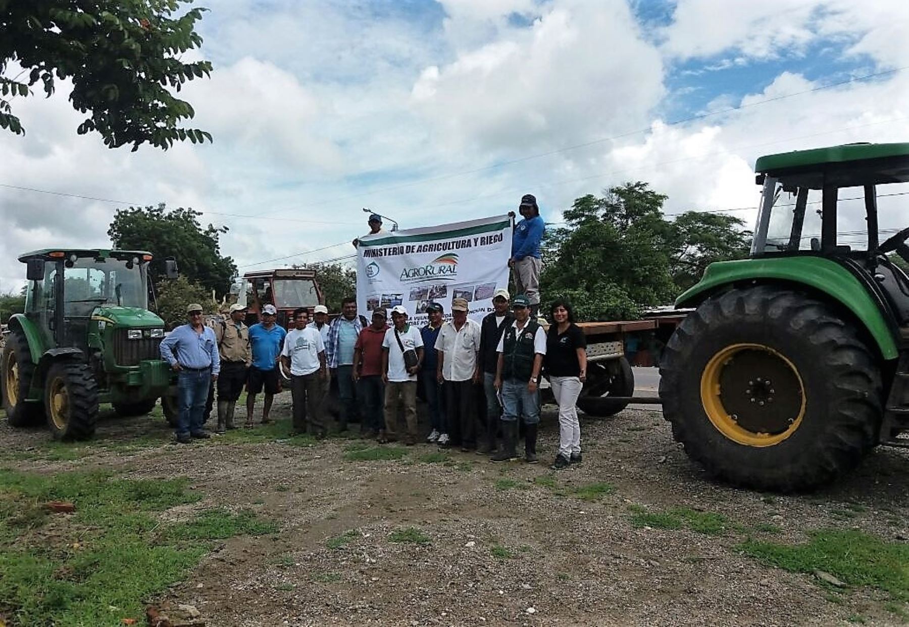 Entregan tractores a asociaciones de banano orgánico de Piura para trasladar cosechas.