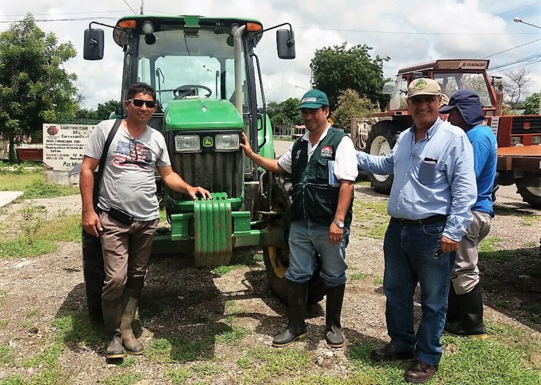 Entregan tractores a asociaciones de banano orgánico de Piura para trasladar cosechas.