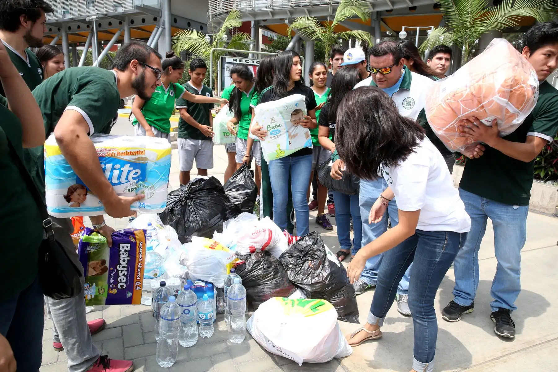 LIMA,PERÚ-MARZO 23. Iván Rodríguez,  rector de la Universidad de Ricardo Palma junto a sus alumnos, recolectan donanciones para los damnificados de huaico Foto: ANDINA/Vidal Tarqui