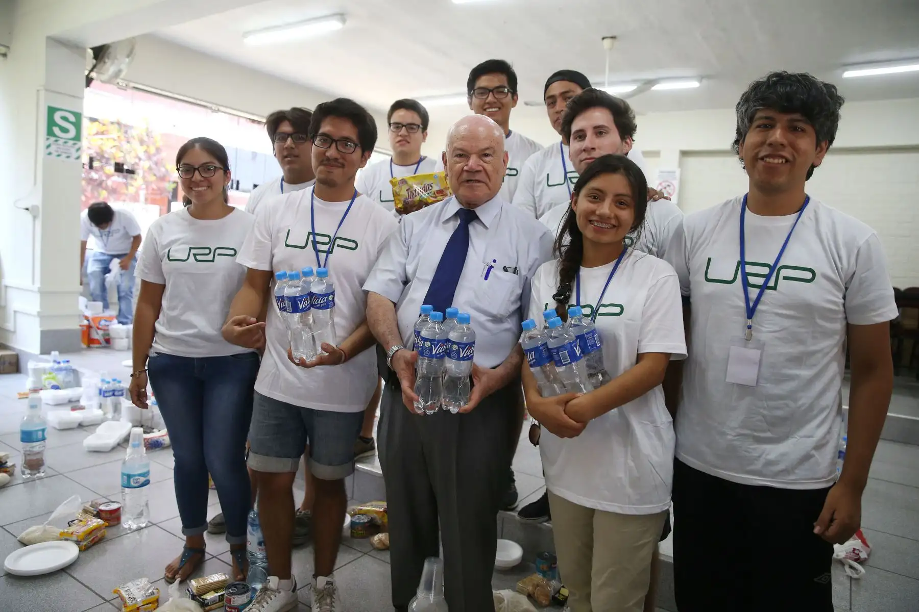 LIMA,PERÚ-MARZO 23. Iván Rodríguez,  rector de la Universidad de Ricardo Palma junto a sus alumnos, recolectan donanciones para los damnificados de huaico Foto: ANDINA/Vidal Tarqui