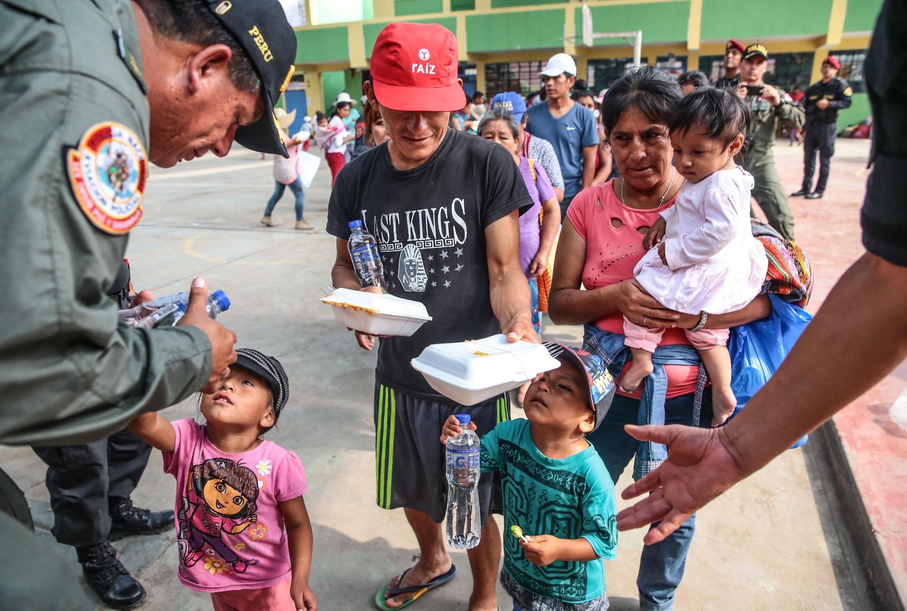 LIMA,PERÚ-MARZO 23.Policía Nacional, entrega víveres a los damnificados de carapongo. Foto: ANDINA/ Carlos Lezama