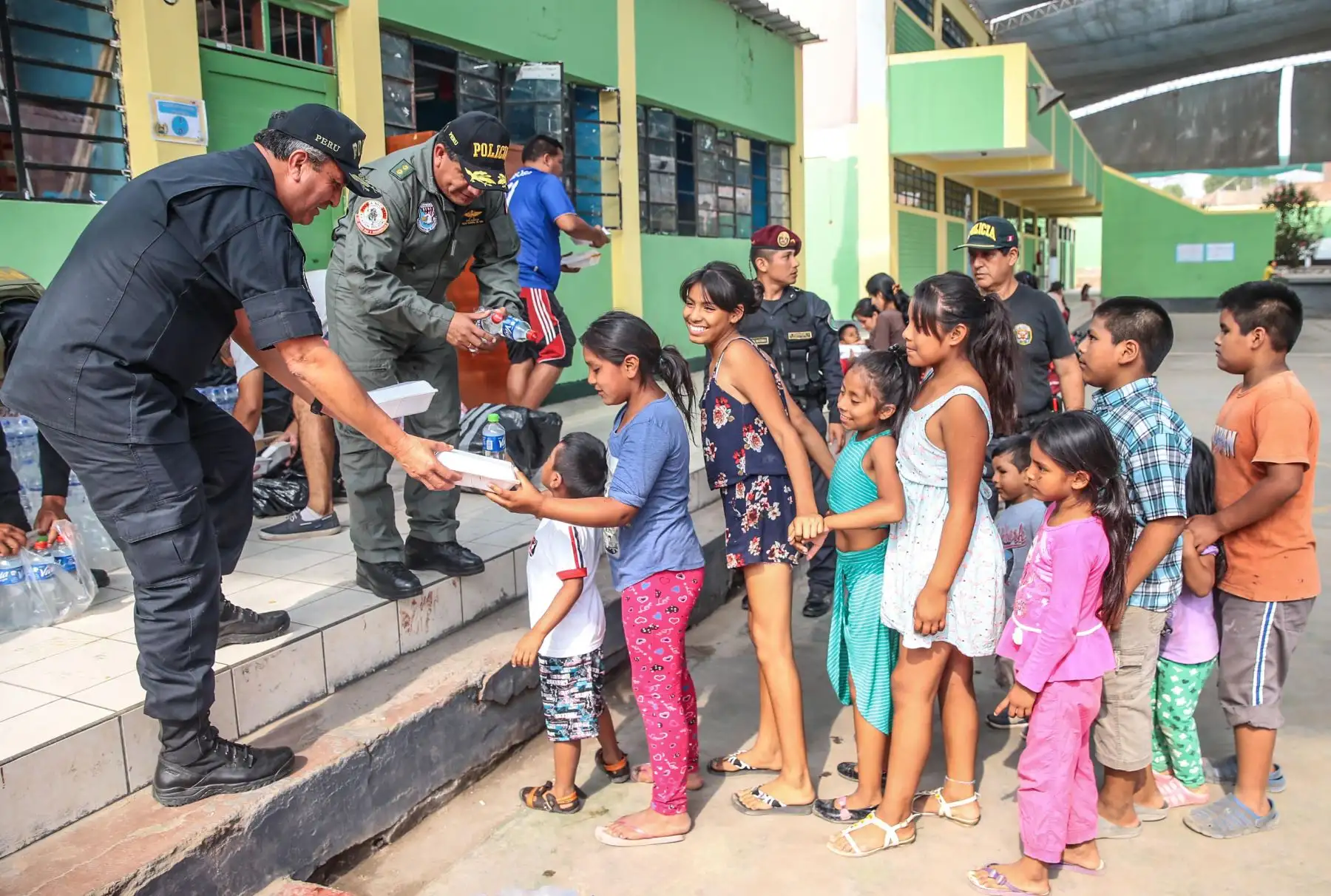 LIMA,PERÚ-MARZO 23.Policía Nacional, entrega víveres a los damnificados de carapongo. Foto: ANDINA/ Carlos Lezama