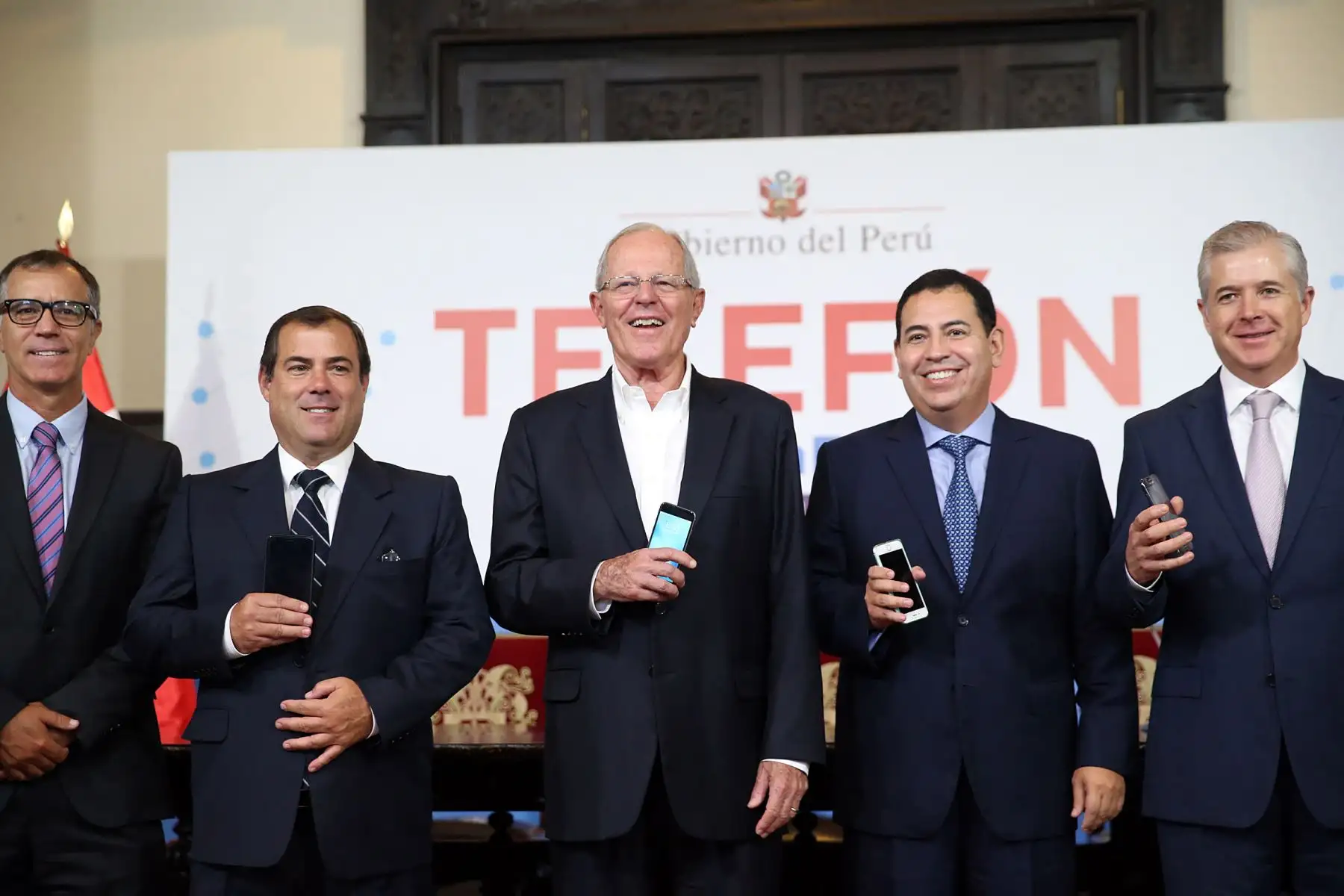 El Jefe de Estado Pedro Pablo Kuczynski participa en el lanzamiento de la campaña Telefón, mediante la cual el gobierno nacional y las operadoras de telefonía del país se unen para recaudar donaciones en favor de los damnificados por las lluvias, huaicos e inundaciones. Foto: ANDINA/Dante Zegarra