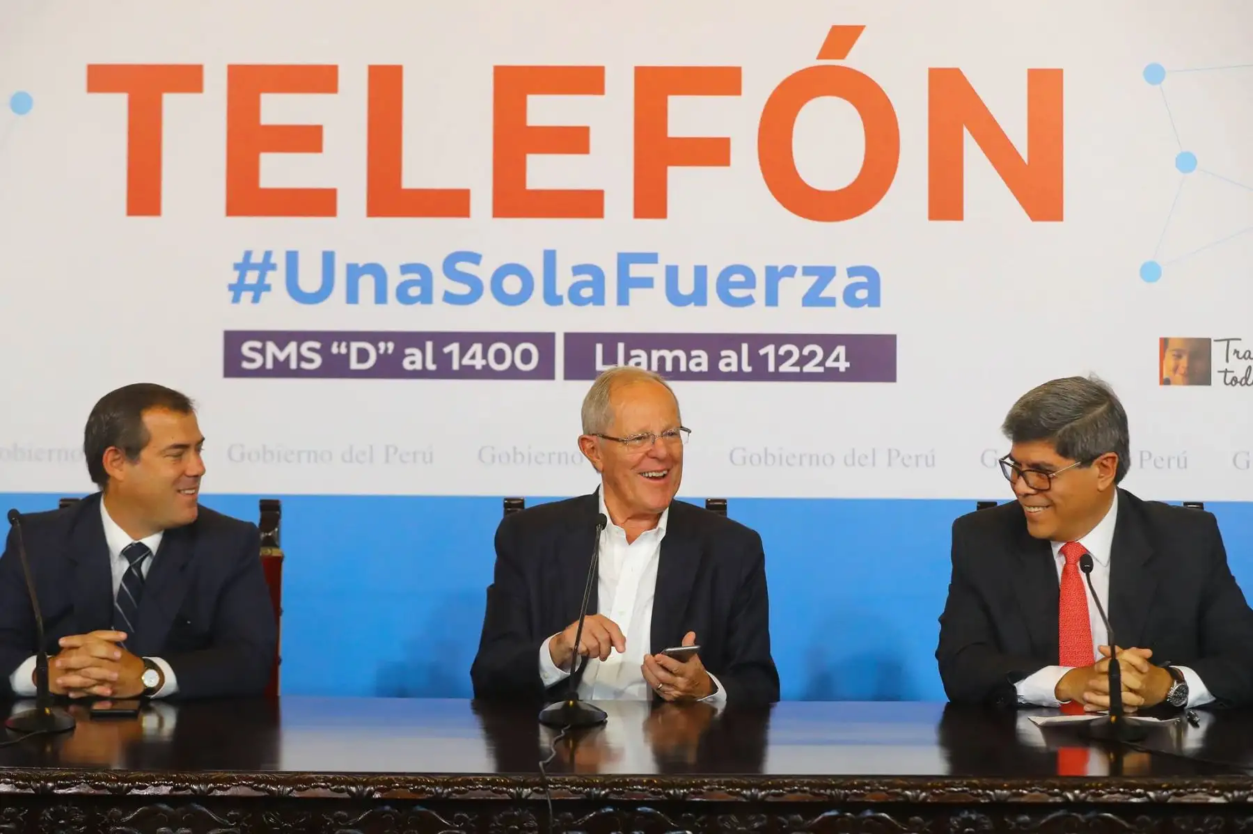 El Jefe de Estado Pedro Pablo Kuczynski participa en el lanzamiento de la campaña Telefón, mediante la cual el gobierno nacional y las operadoras de telefonía del país se unen para recaudar donaciones en favor de los damnificados por las lluvias, huaicos e inundaciones. Foto: ANDINA/Prensa Presidencia