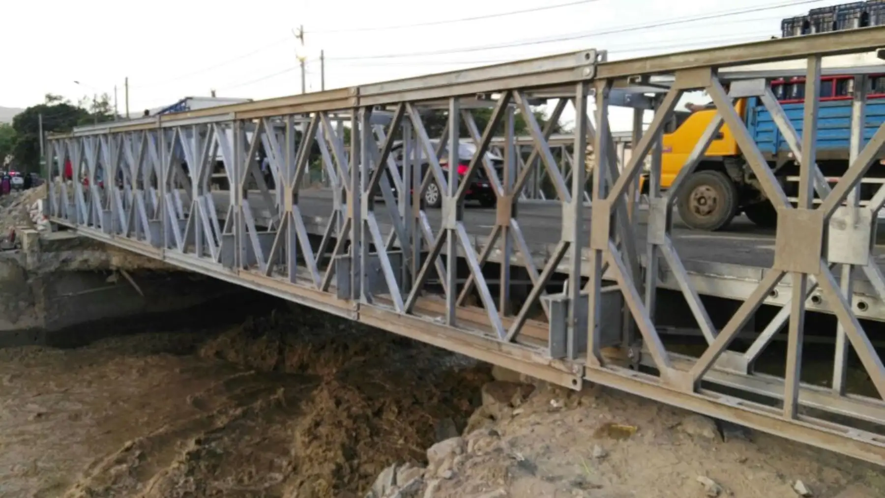 Puente bailey sobre el río Loco en Áncash.