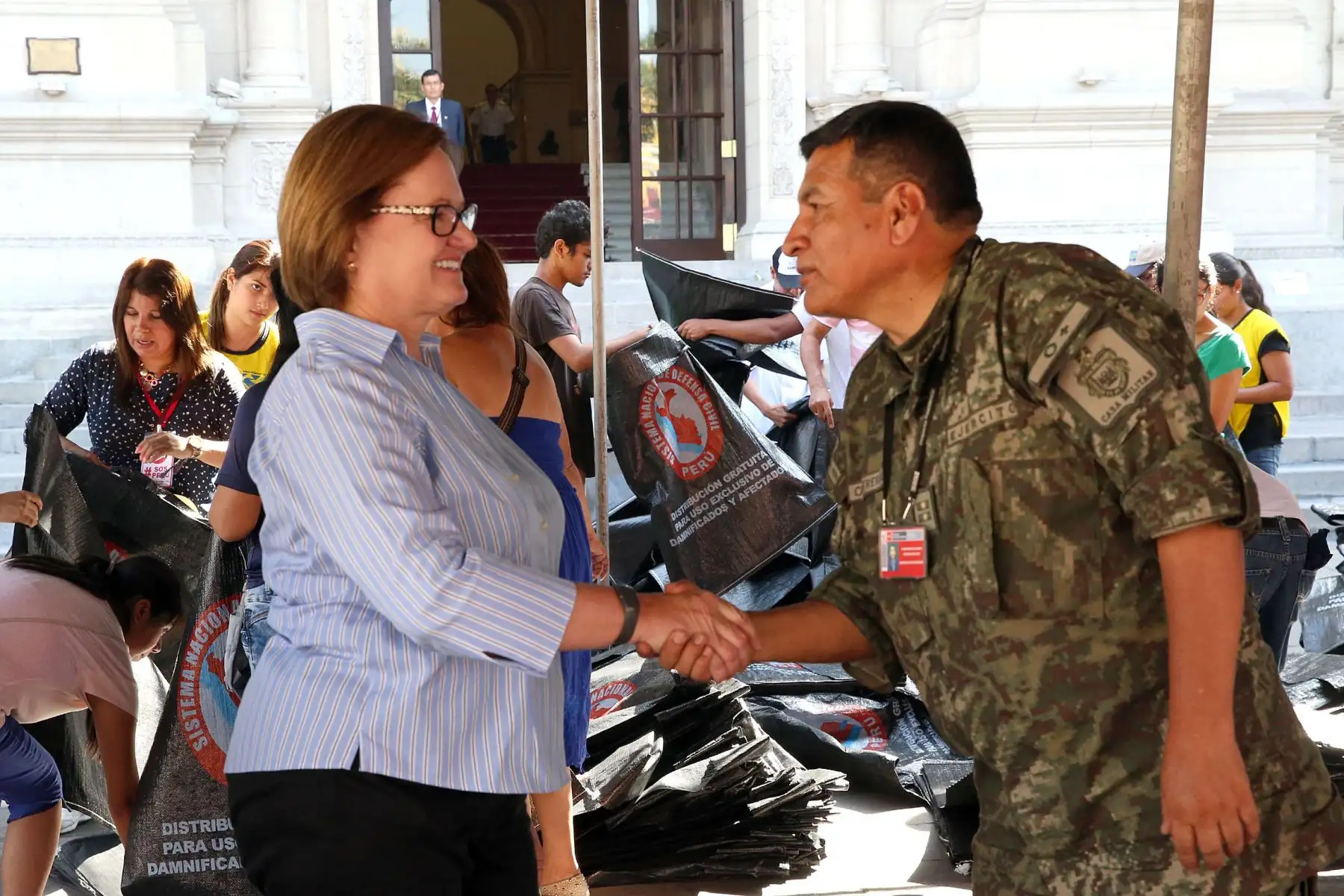 La esposa del Presidente, Nancy Lange, recibe donaciones para los peruanos afectados por las emergencias en el Patio de Honor de Palacio de Gobierno. Foto: ANDINA/Dante Zegarra