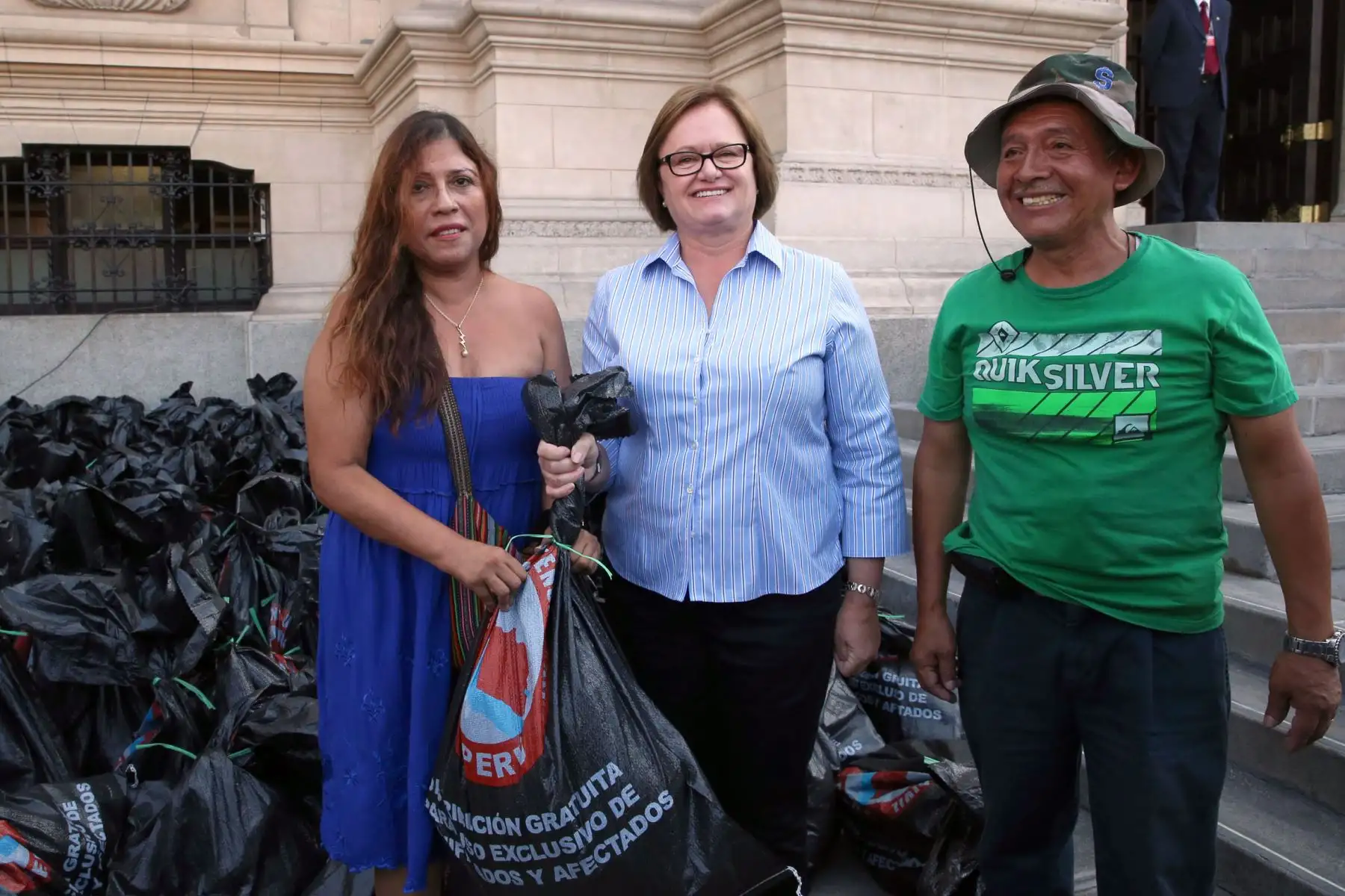 La esposa del Presidente, Nancy Lange, recibe donaciones para los peruanos afectados por las emergencias en el Patio de Honor de Palacio de Gobierno. Foto: ANDINA/Dante Zegarra