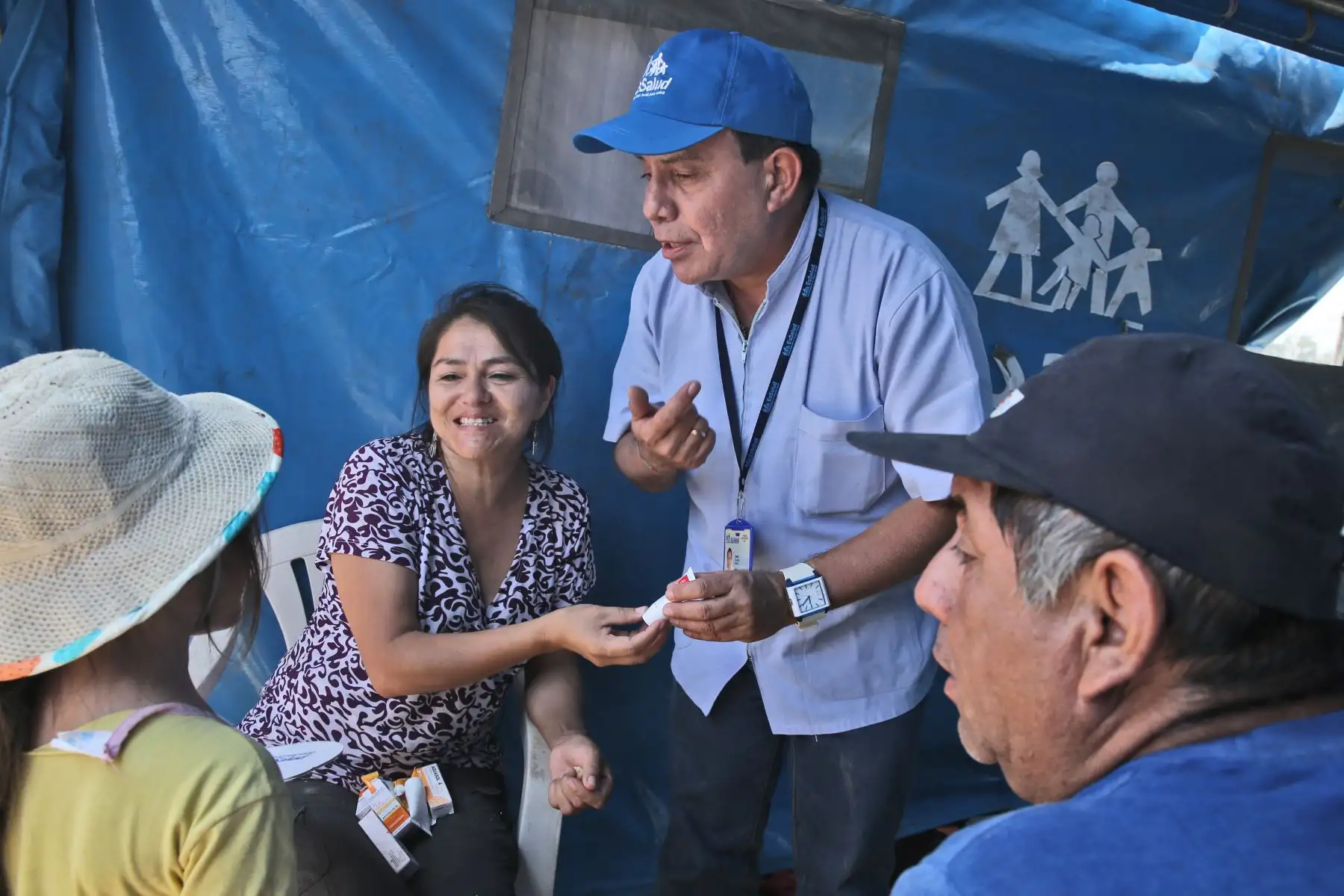 LIMA,PERÚ-MARZO 24.Presidente ejecutivo de Seguro Social de Salud del Perú - EsSalud, Gabriel del Castillo, recorre campamentos de familias damnificadas con Hospital Perú en Carapongo.Foto:ANDINA/archivo.