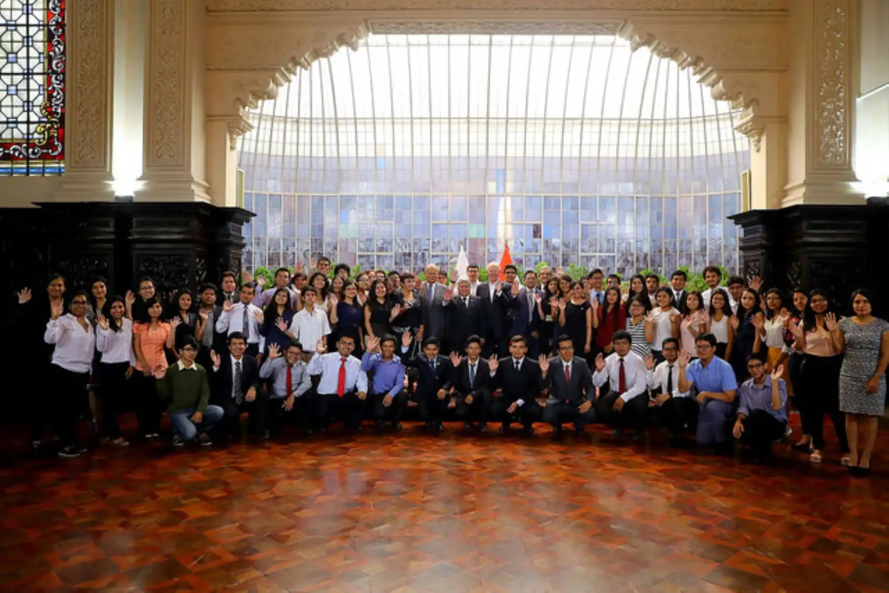 Sanmarquinos que irán a Universidad de Harvard reciben el saludo del presidente de la República. Foto: ANDINA