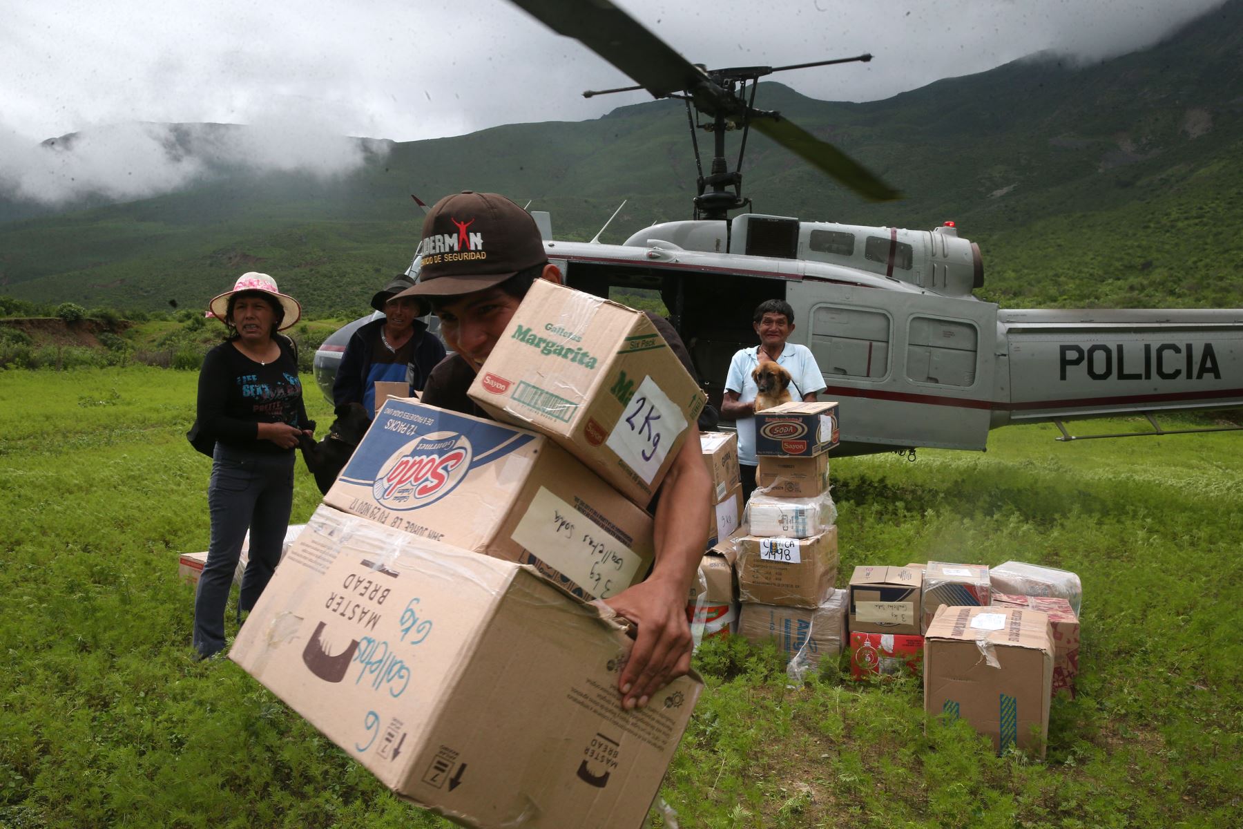 LIMA,PERÚ-MARZO 24. Con puente aéreo llevan ayuda humanitaria a zona altas del distrito de Quenocay Yauyos y evacúan afectados por huaico. Foto: ANDINA/Vidal Tarqui
