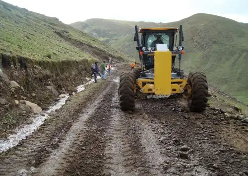 Gobierno Regional de Ayacucho envía maquinarias para atender emergencia vial en distrito de Paras.