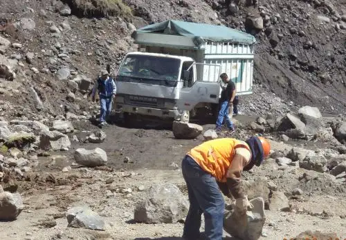 Personal de la Municipalidad Distrital de Ubinas, de la provincia de General Sánchez Cerro, región Moquegua, inició la limpieza de las carreteras y casas afectadas esta madrugada por la caída de un “lahar” o huaico volcánico que descendió del volcán Ubinas, hacia el valle del mismo nombre, ANDINA/Archivo