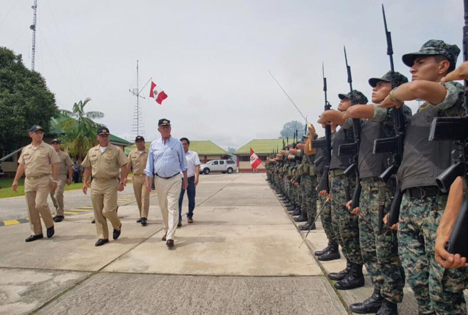 Jefe de Estado llega a la Base Naval Teniente Manuel Clavero Muga para poner en funcionamiento las Plataformas Itinerantes de Acción Social (PIAS)