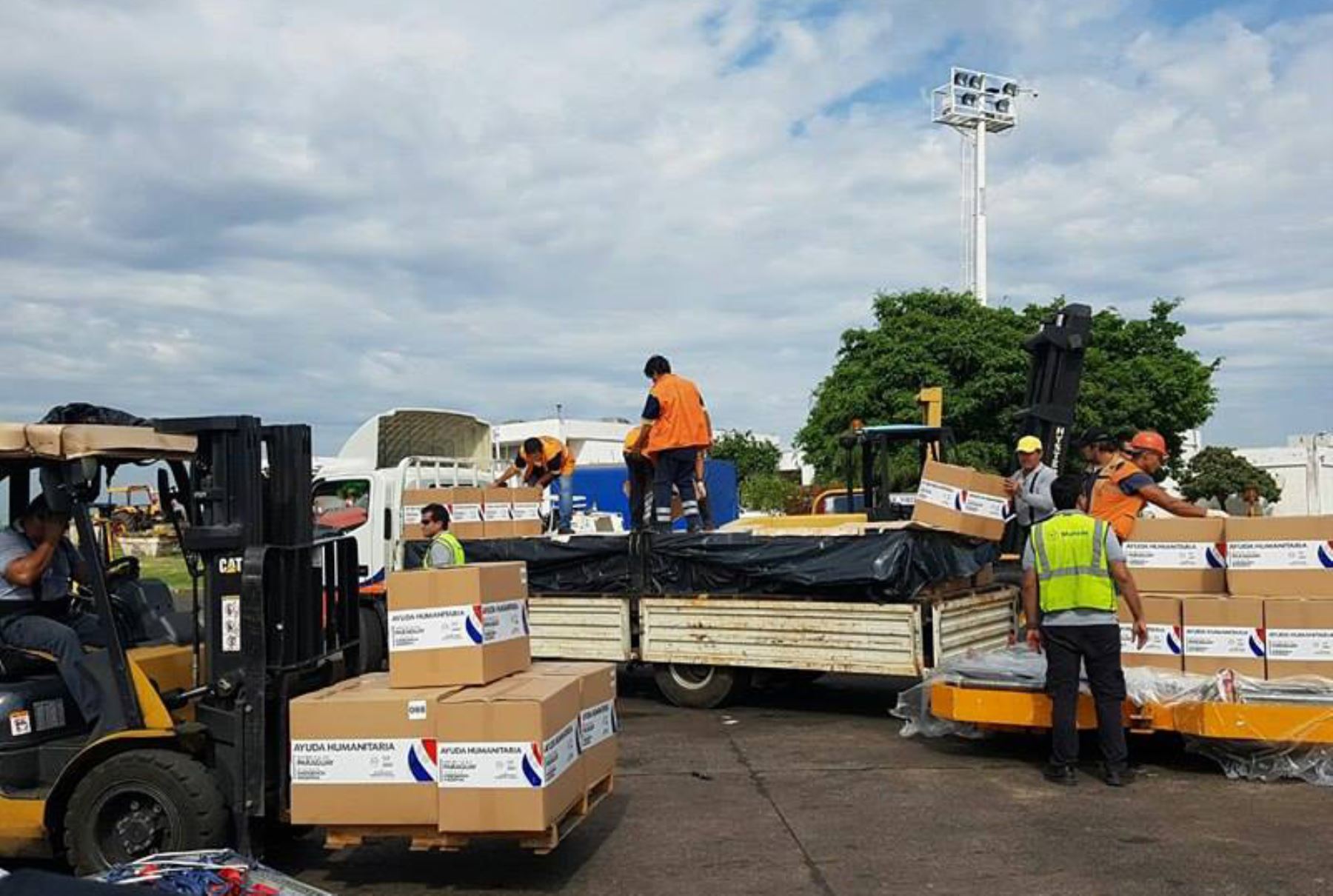 Autoridades paraguayas preparan ayuda que será enviada a Perú.