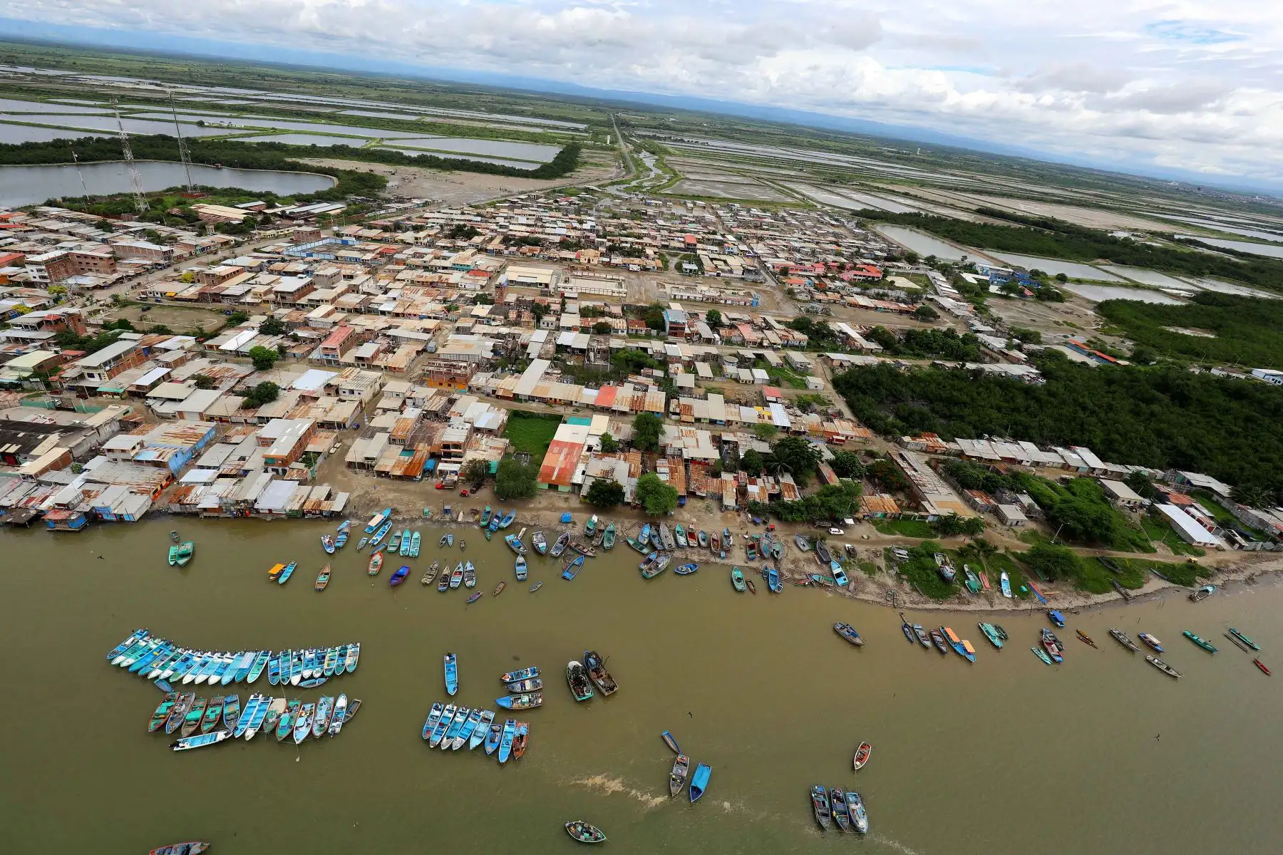 TUMBES PERÚ, MARZO 25. Jefe de Estado recorrió zonas afectadas por las lluvias e inundaciones en Tumbes y recibió reporte de la situación y las acciones para afrontar la emergencia, en el Centro de Operaciones de Emergencia Regional (COER) de esa región. Foto: ANDINA/Prensa Presidencia