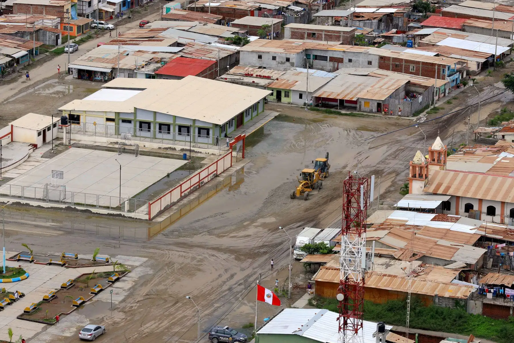 TUMBES PERÚ, MARZO 25. Jefe de Estado recorrió zonas afectadas por las lluvias e inundaciones en Tumbes y recibió reporte de la situación y las acciones para afrontar la emergencia, en el Centro de Operaciones de Emergencia Regional (COER) de esa región. Foto: ANDINA/Prensa Presidencia