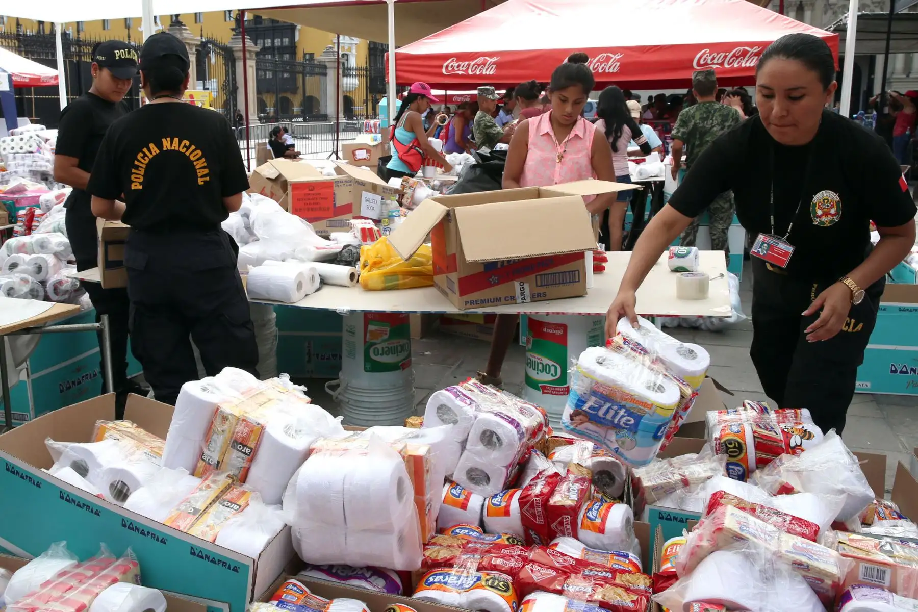 LIMA,PERÚ-MARZO 25. Continua llegando ayuda para los damnificados por las fuertes lluvias. Foto: ANDINA/Dante Zegarra.