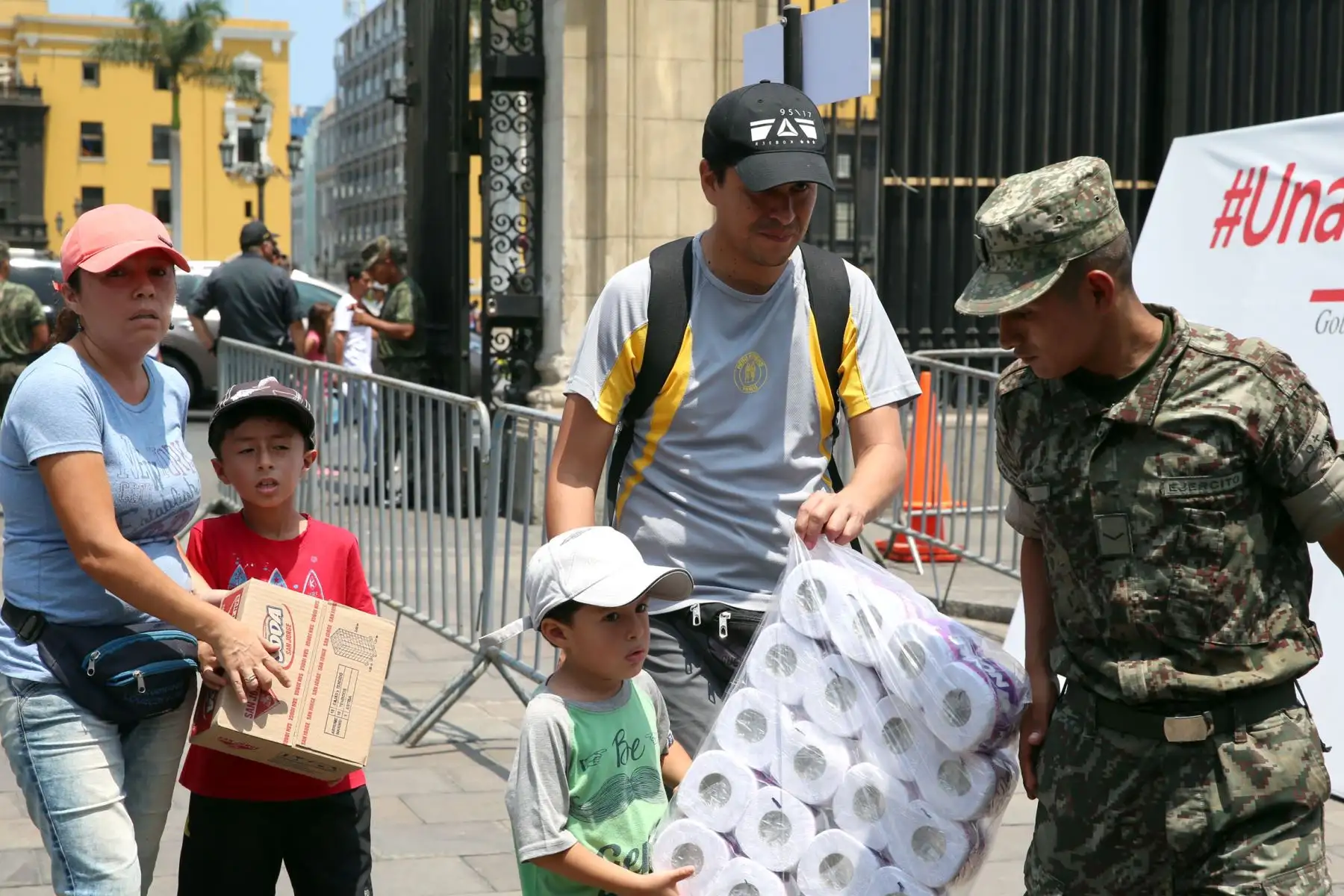 LIMA,PERÚ-MARZO 25. Continua llegando ayuda para los damnificados por las fuertes lluvias. Foto: ANDINA/Dante Zegarra.