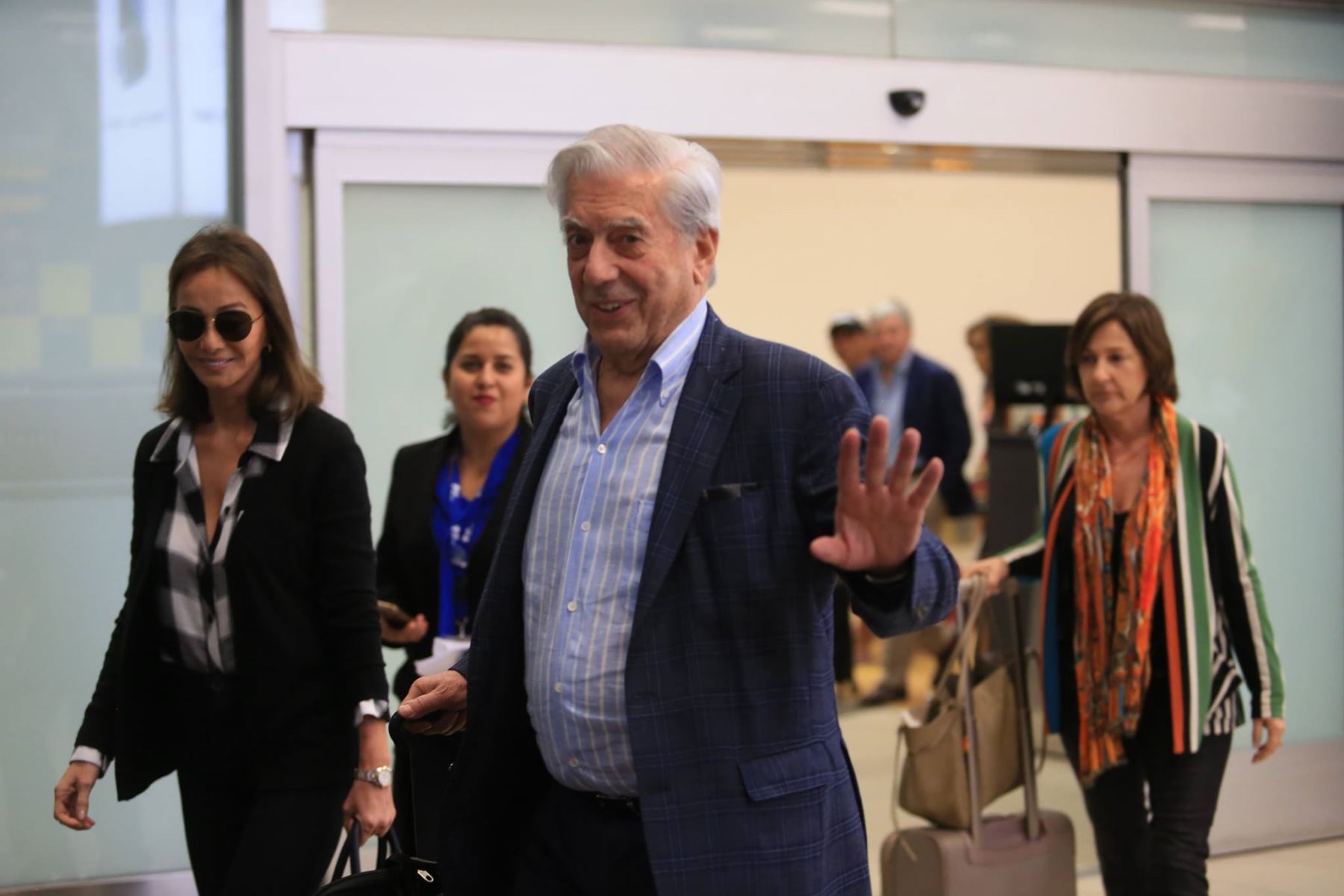 El premio Nobel de Literatura 2010, Mario Vargas Llosa, acompañado de su pareja Isabel Preysler, arribó hoy a Perú.