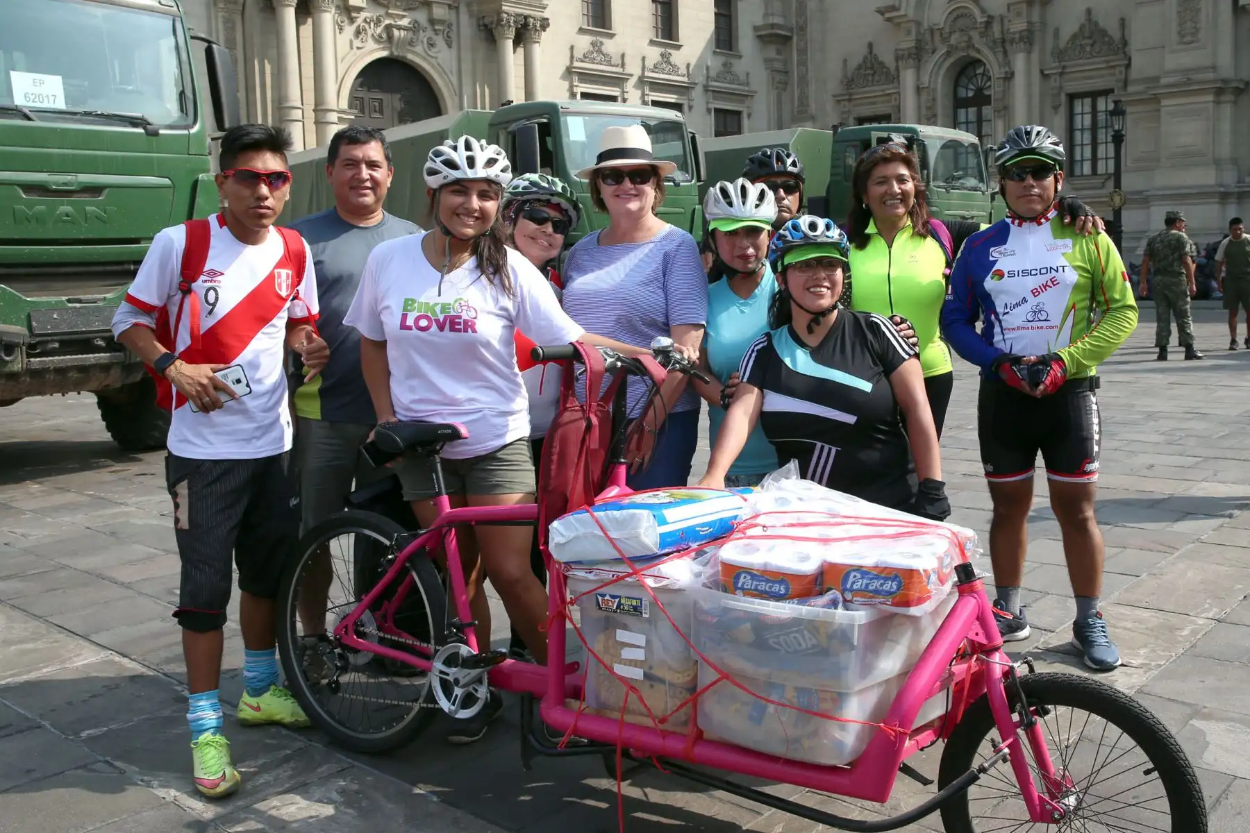 LIMA, PERÚ-MARZO 26. Continua llegando la ayuda, Sra. Nancy Lang de Kuczynski, recibe personalmente las donaciones en favor de los damnificados por las fuertes lluvias. Foto: ANDINA/Dante Zegarra